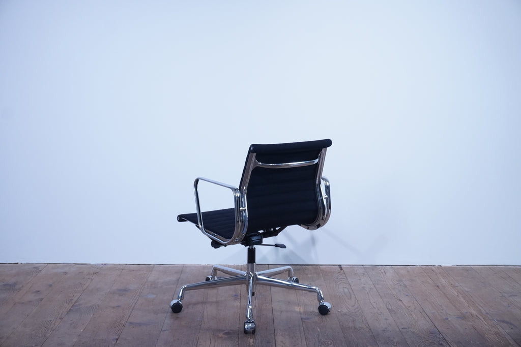 Vitra Eames Alu Chair EA117 Hopsak nero