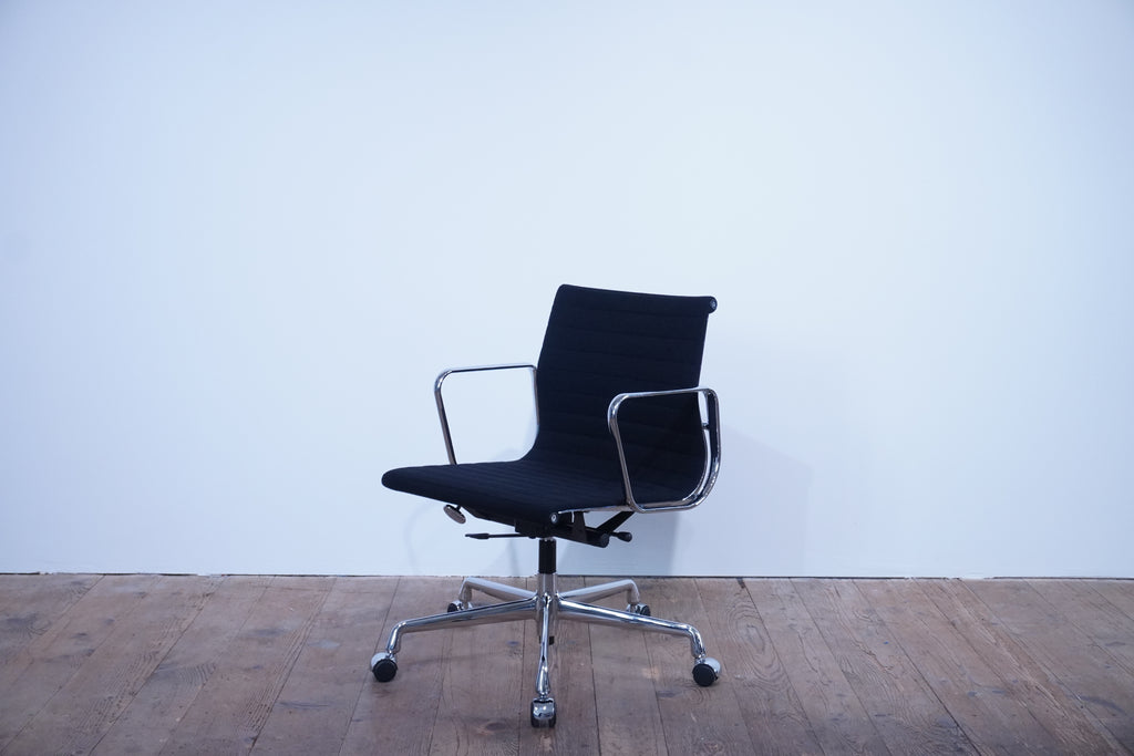 Vitra Eames Alu Chair EA117 Hopsak nero