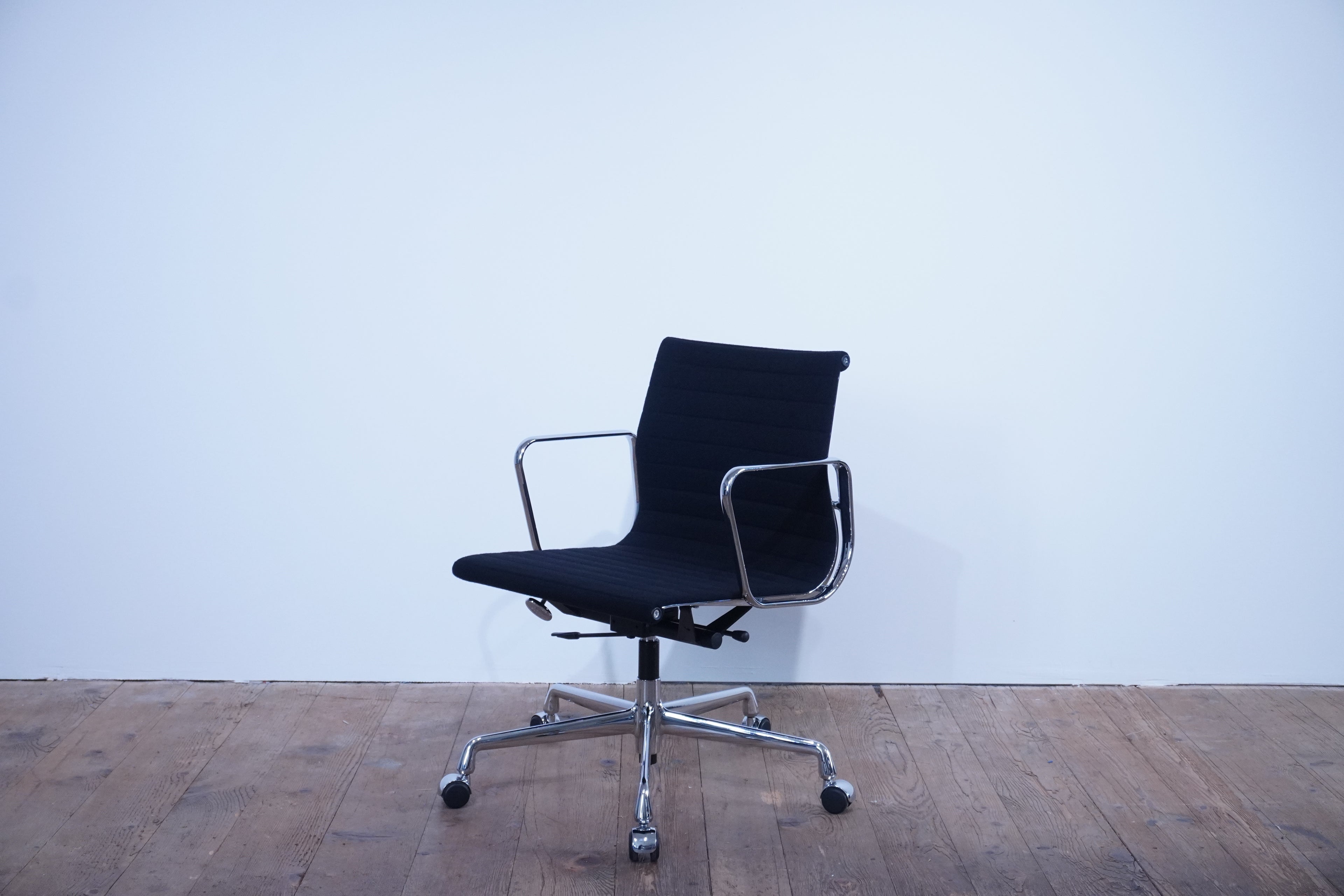 Vitra Eames Alu Chair EA117 Hopsak nero