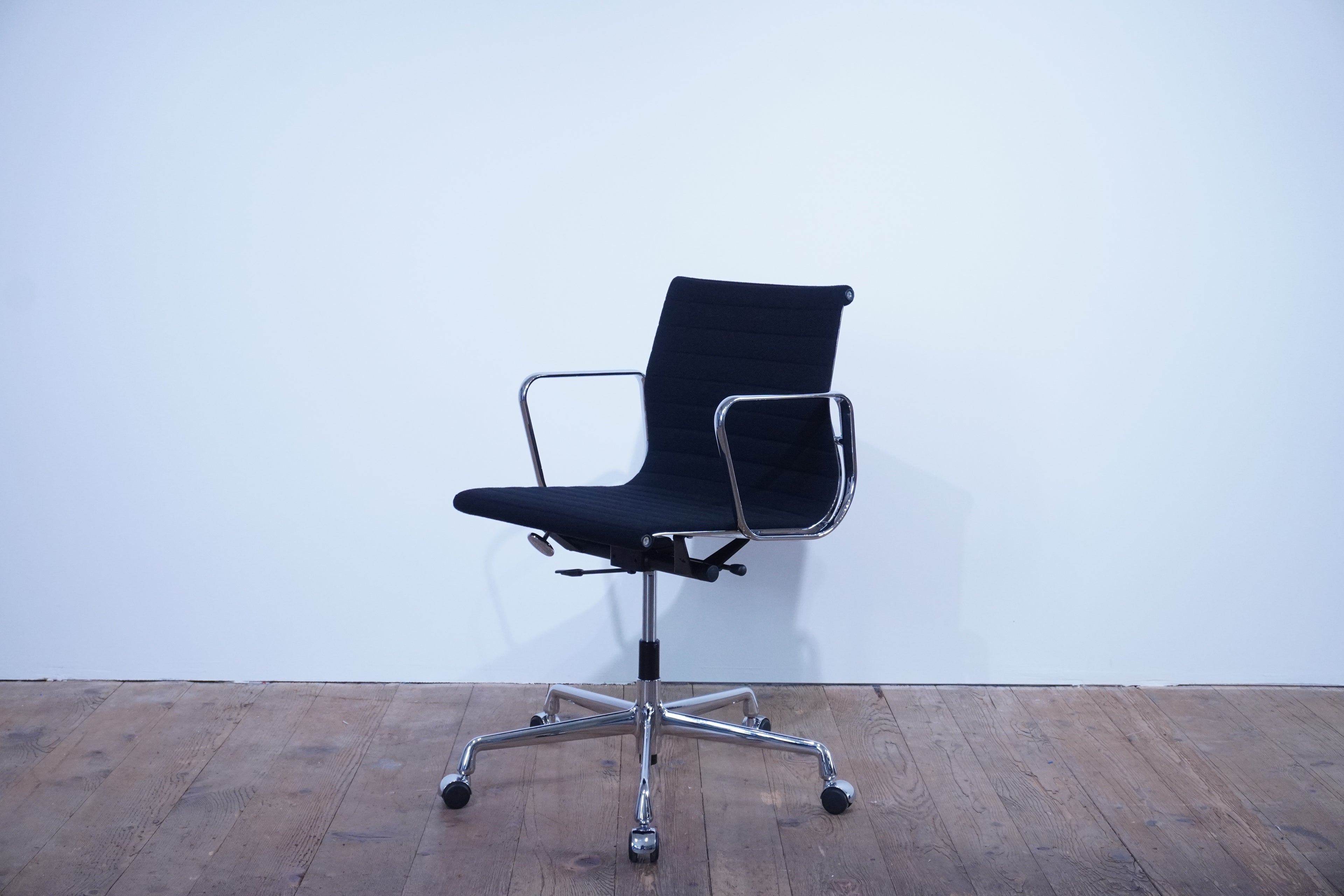 Vitra Eames Alu Chair EA117 Hopsak nero