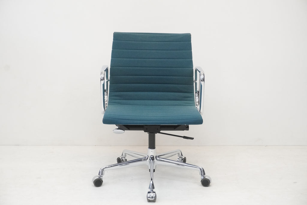 Vitra Eames Alu Chair EA117 Hopsak türkis/blau