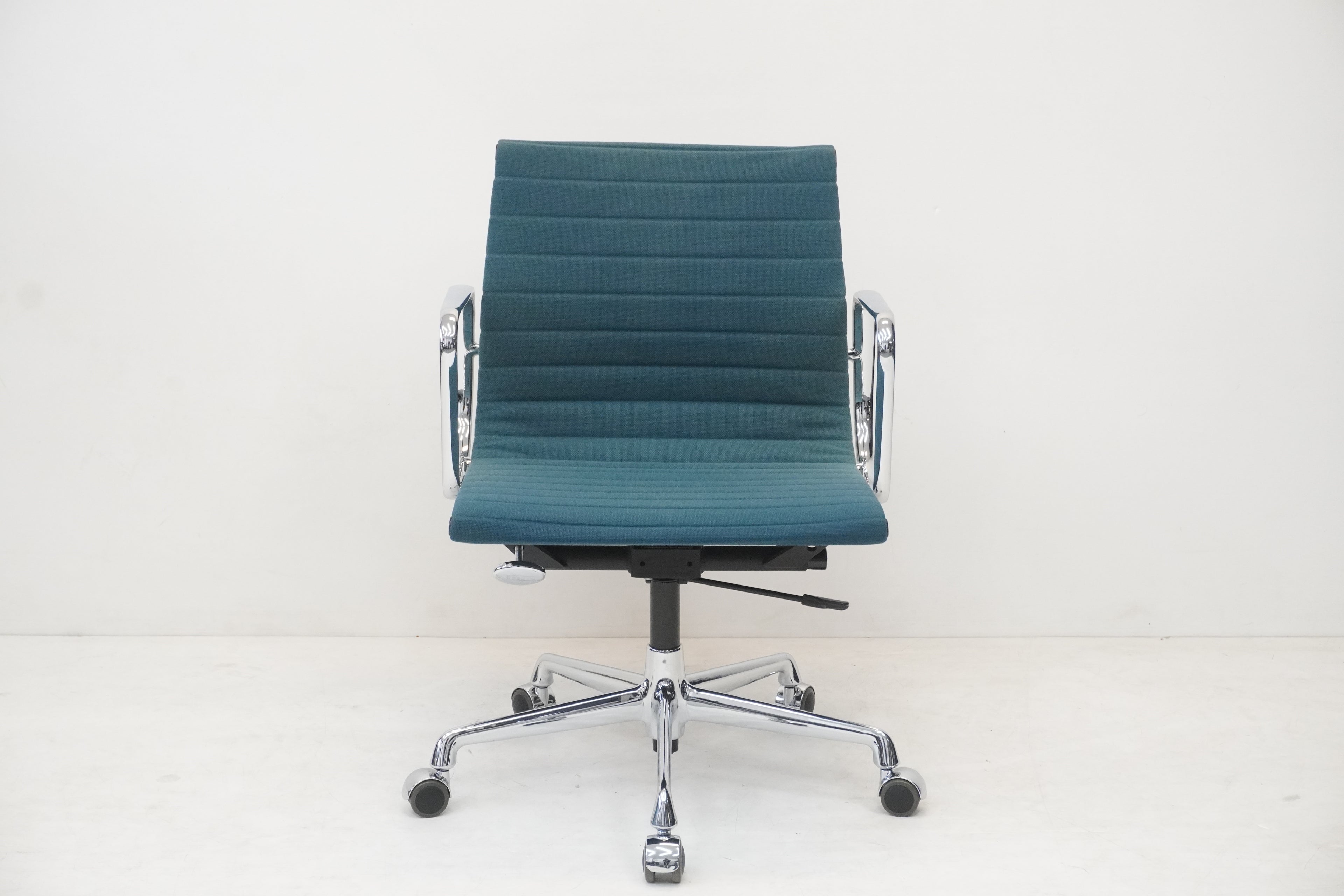 Vitra Eames Alu Chair EA117 Hopsak türkis/blau