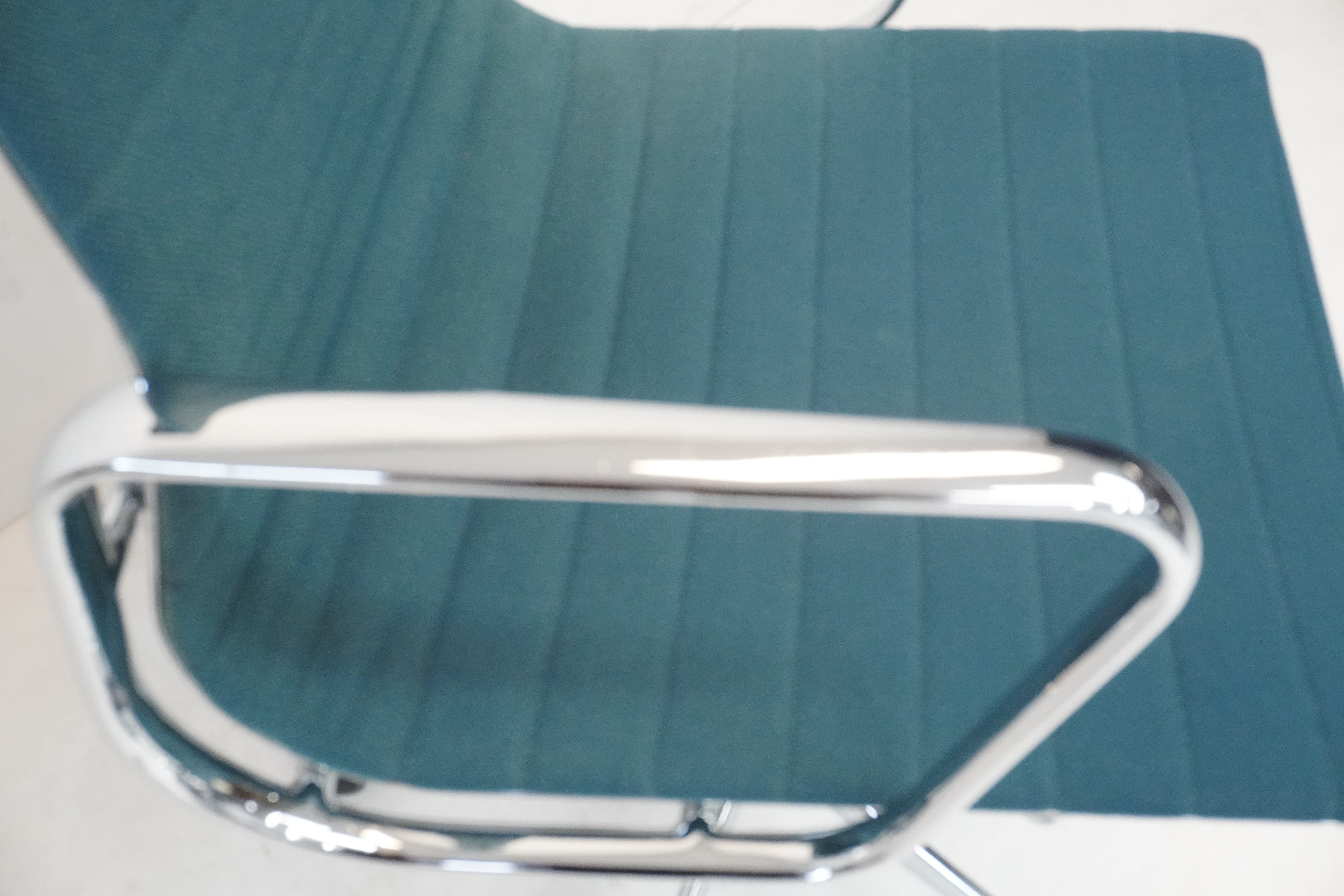 Vitra Eames Alu Chair EA117 Hopsak türkis/blau
