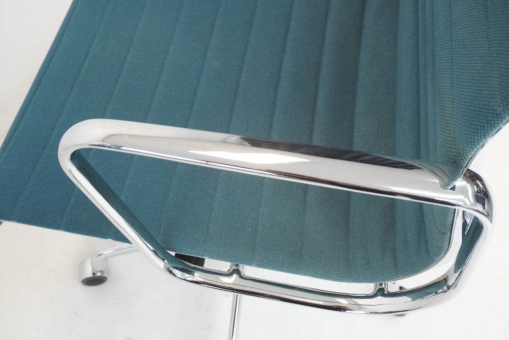 Vitra Eames Alu Chair EA117 Hopsak türkis/blau
