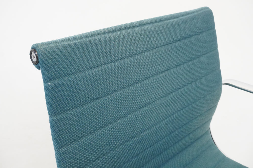 Vitra Eames Alu Chair EA117 Hopsak türkis/blau