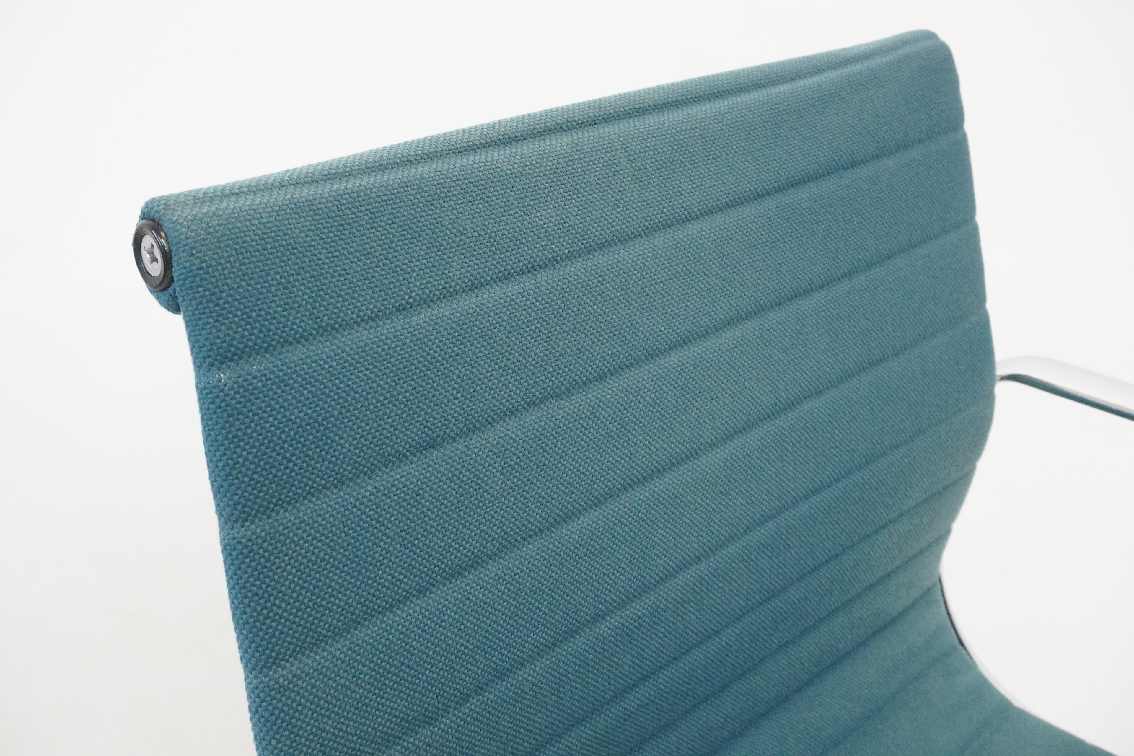 Vitra Eames Alu Chair EA117 Hopsak türkis/blau