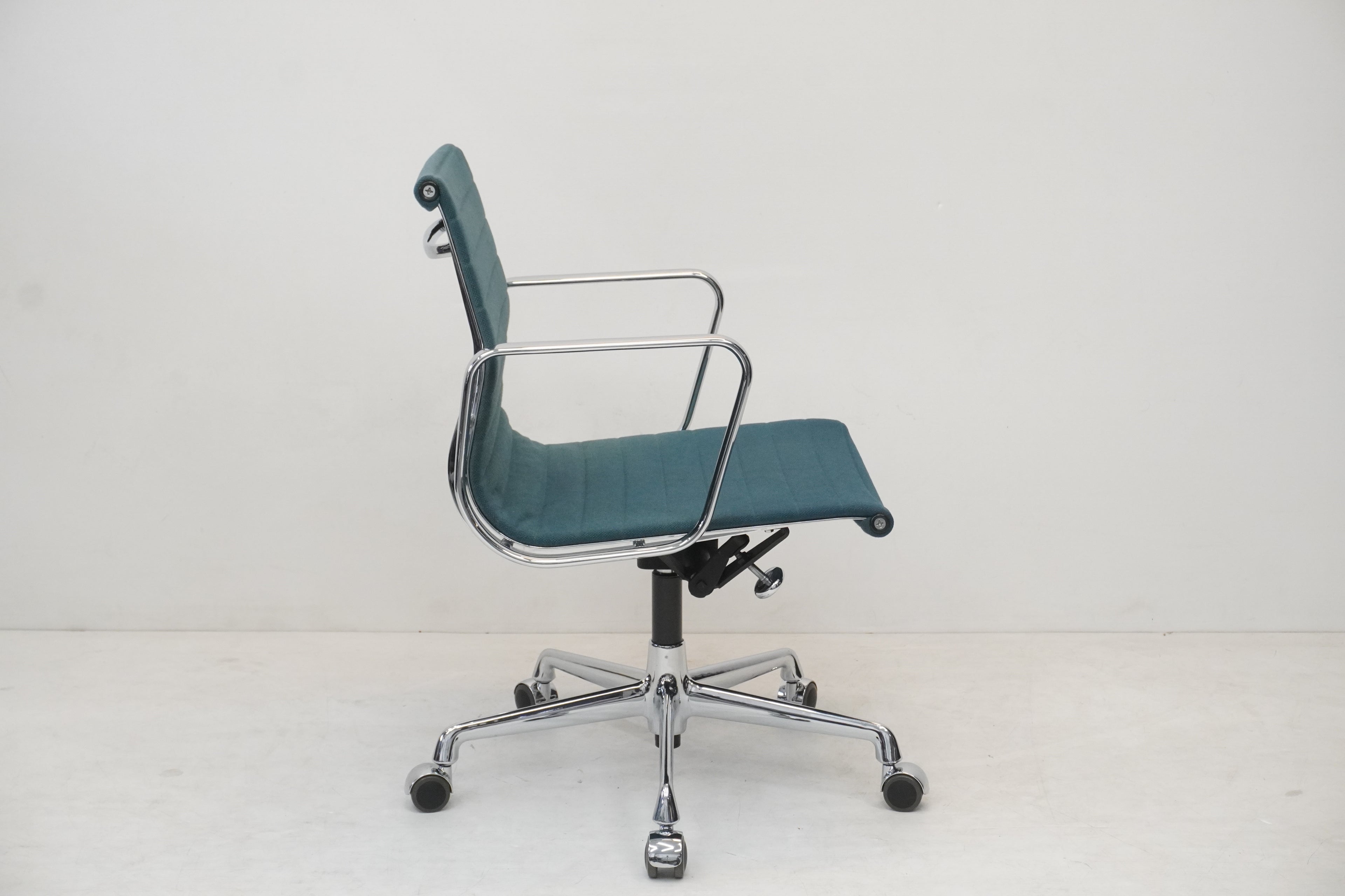 Vitra Eames Alu Chair EA117 Hopsak türkis/blau