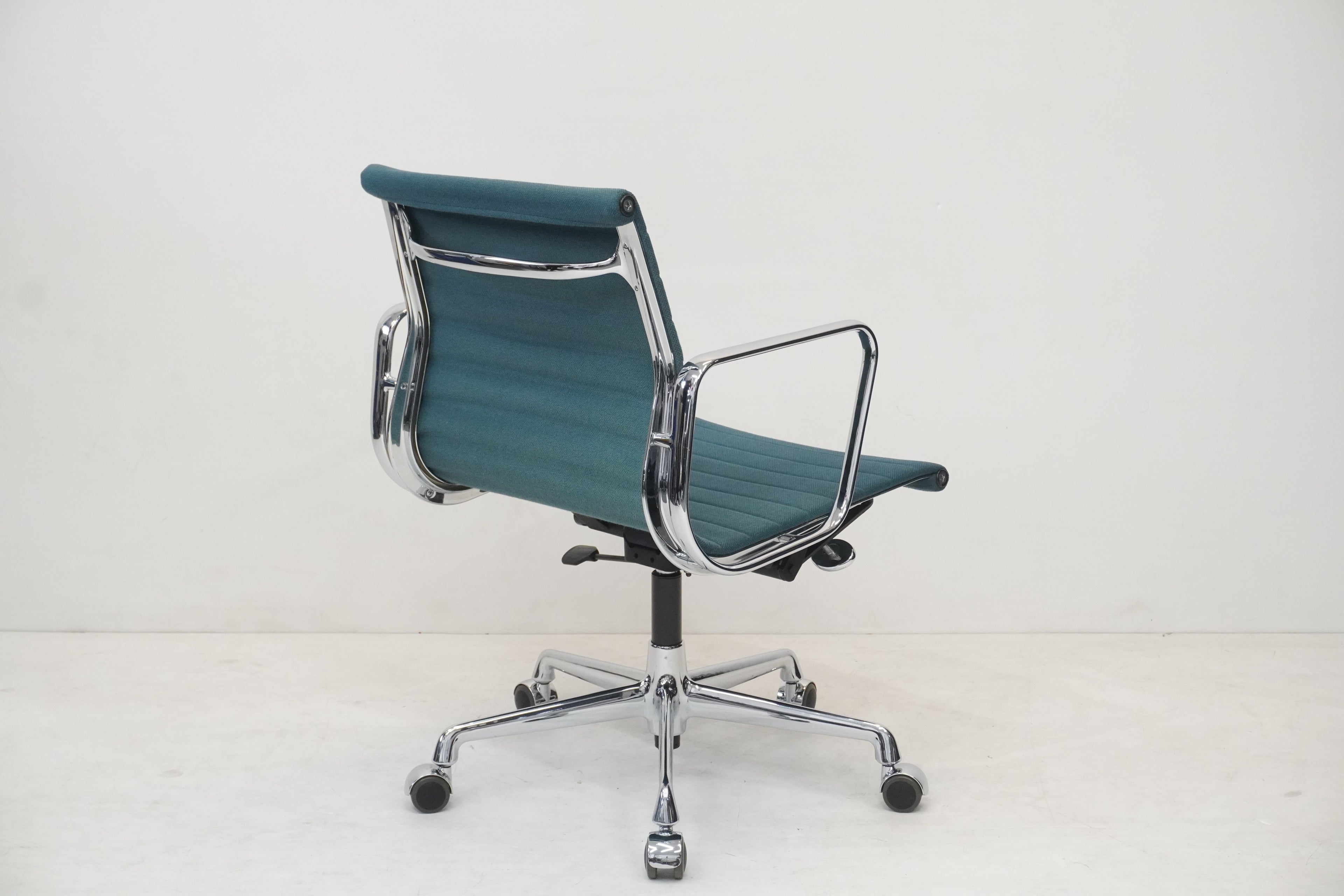 Vitra Eames Alu Chair EA117 Hopsak türkis/blau