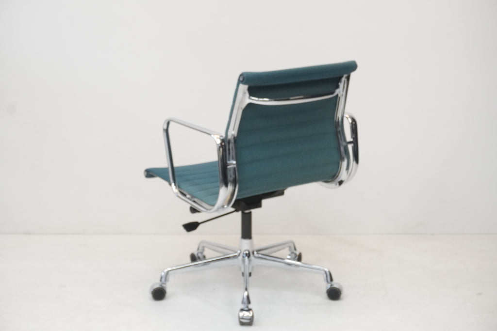 Vitra Eames Alu Chair EA117 Hopsak türkis/blau