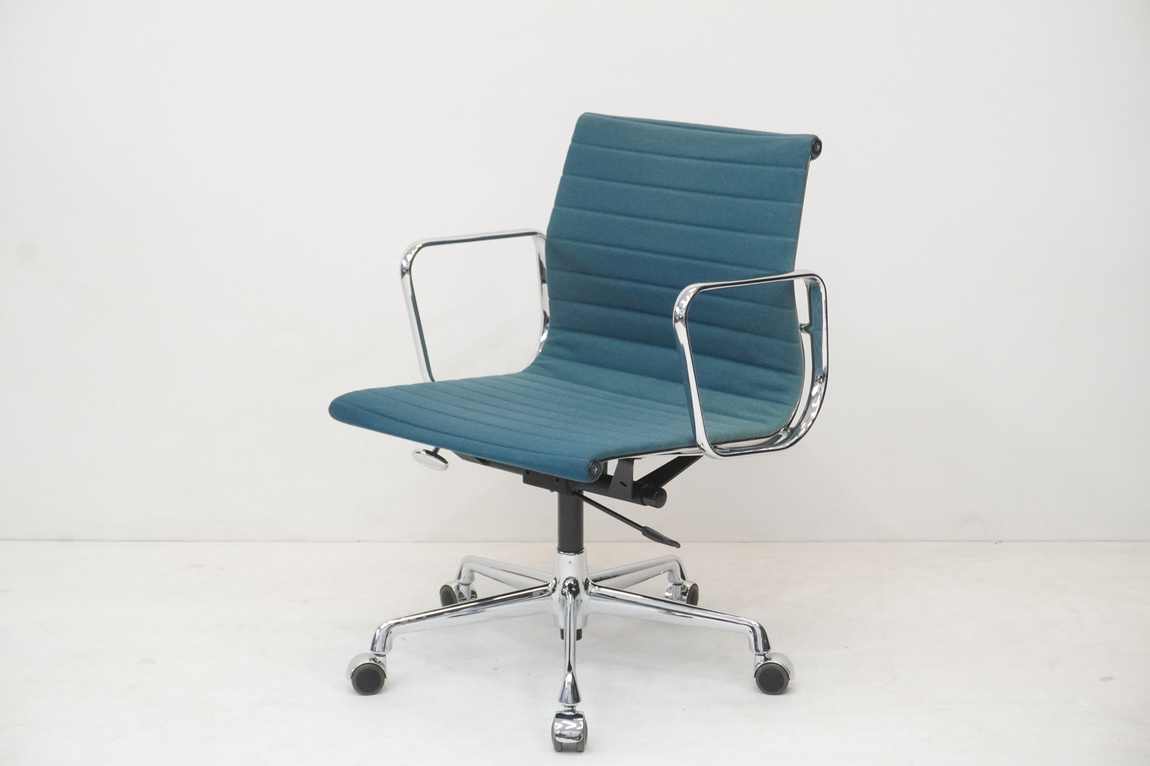 Vitra Eames Alu Chair EA117 Hopsak türkis/blau