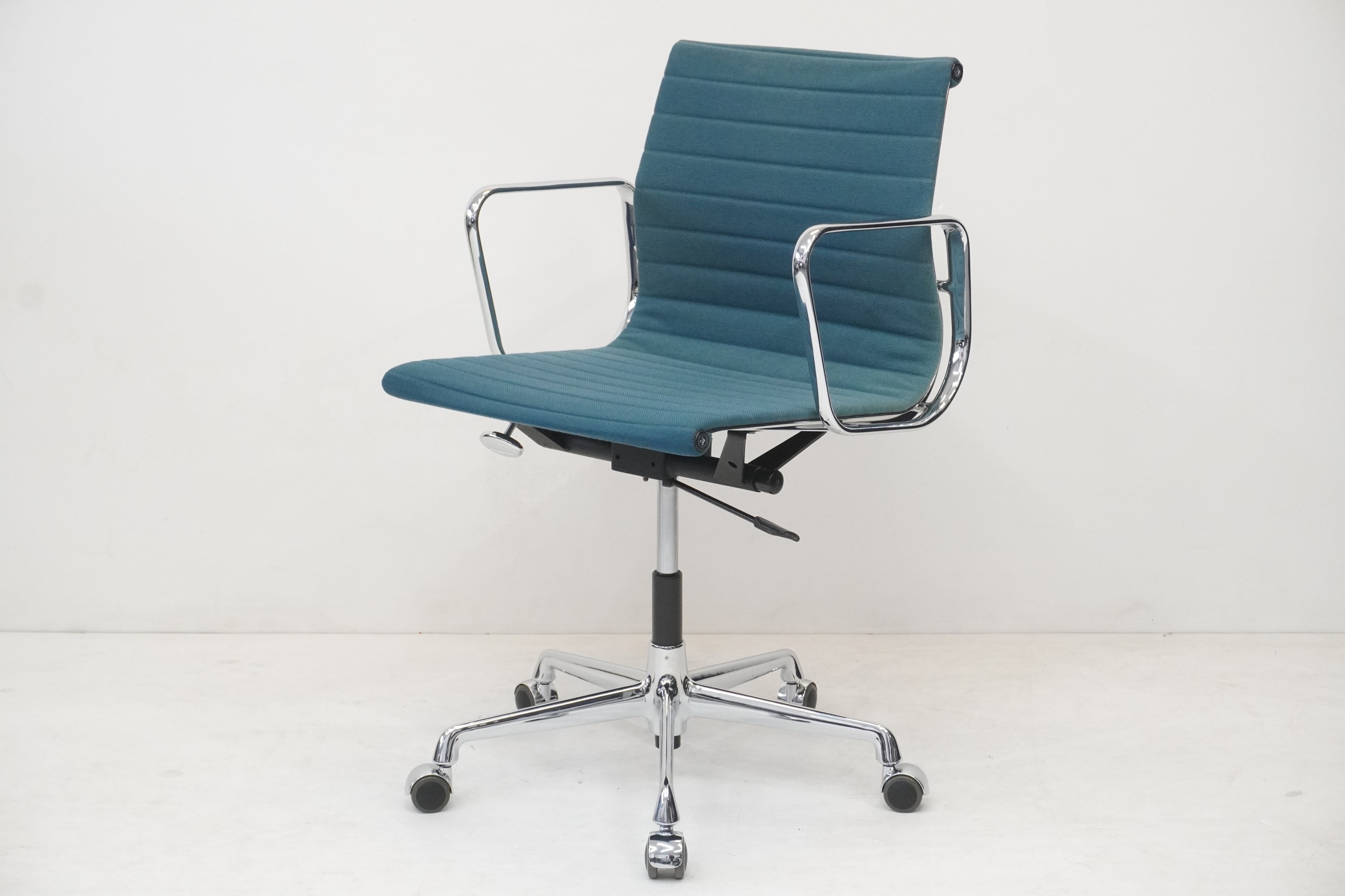 Vitra Eames Alu Chair EA117 Hopsak türkis/blau