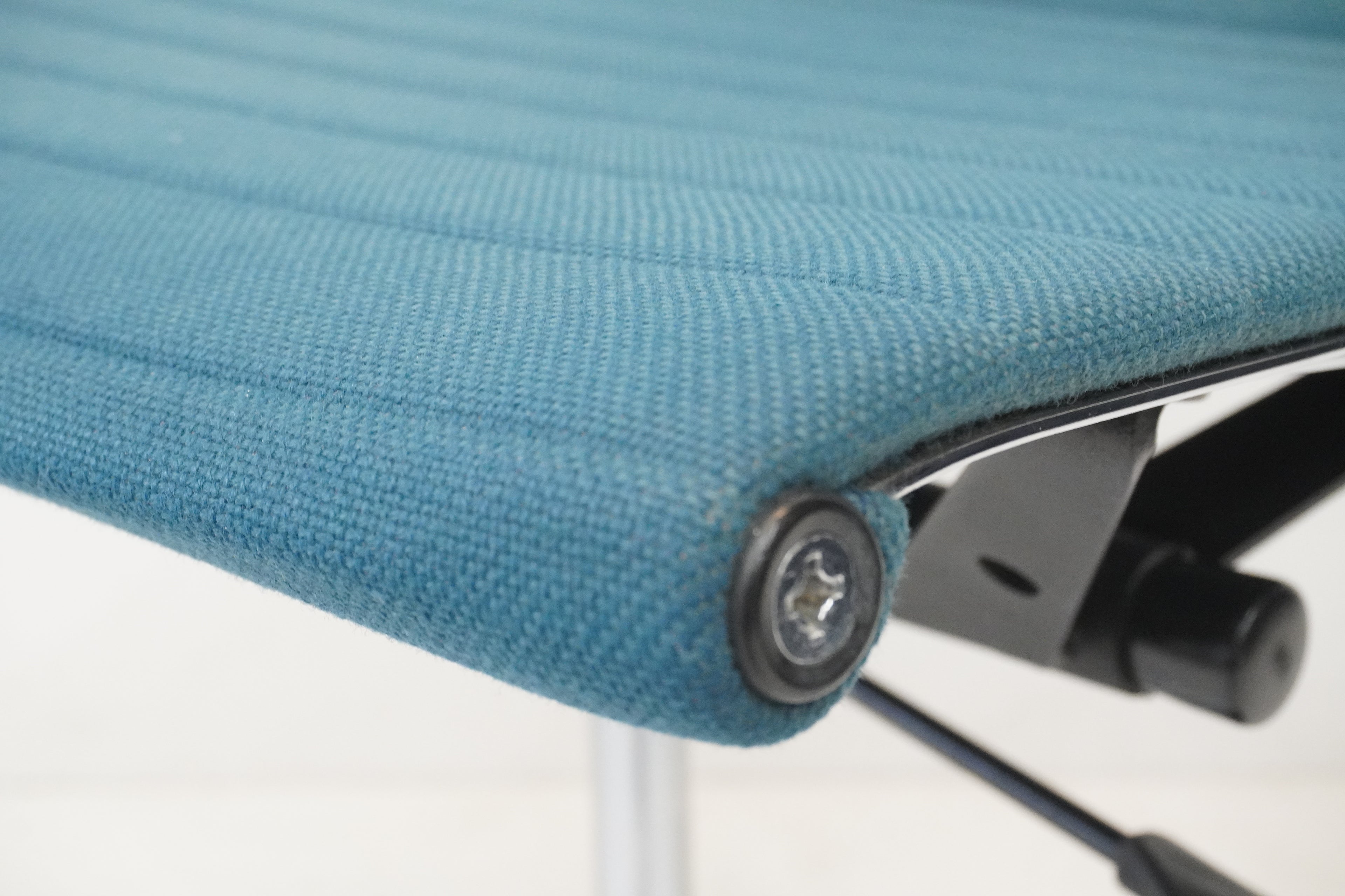 Vitra Eames Alu Chair EA117 Hopsak türkis/blau