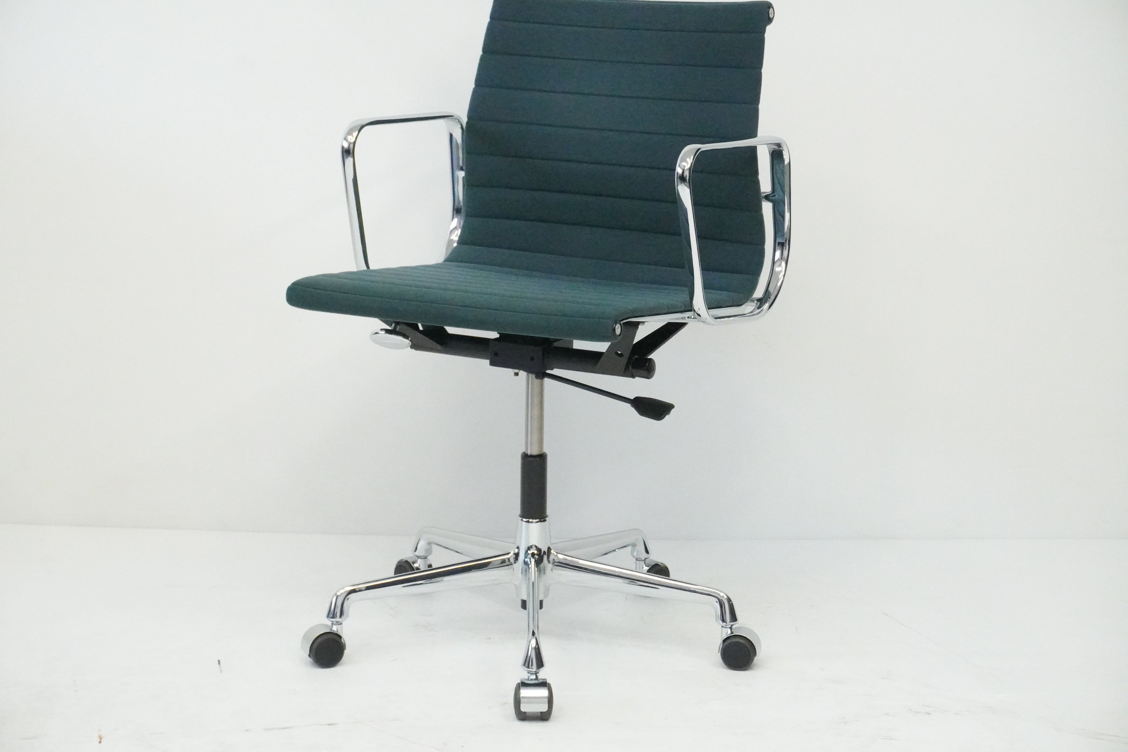 Vitra Eames Alu Chair EA117 Stoff grünblau