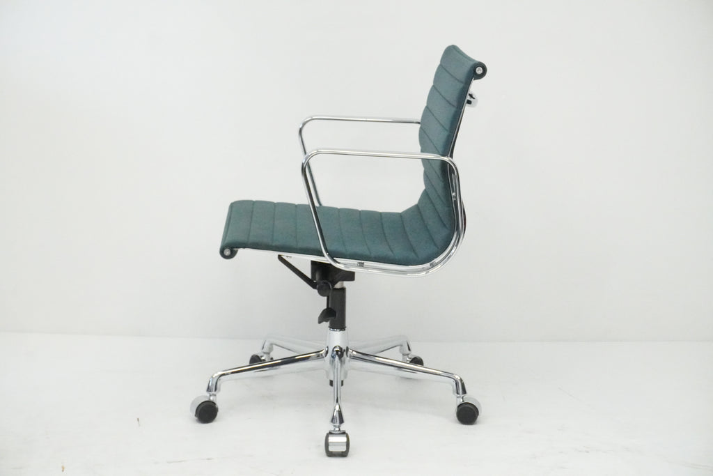 Vitra Eames Alu Chair EA117 Stoff grünblau