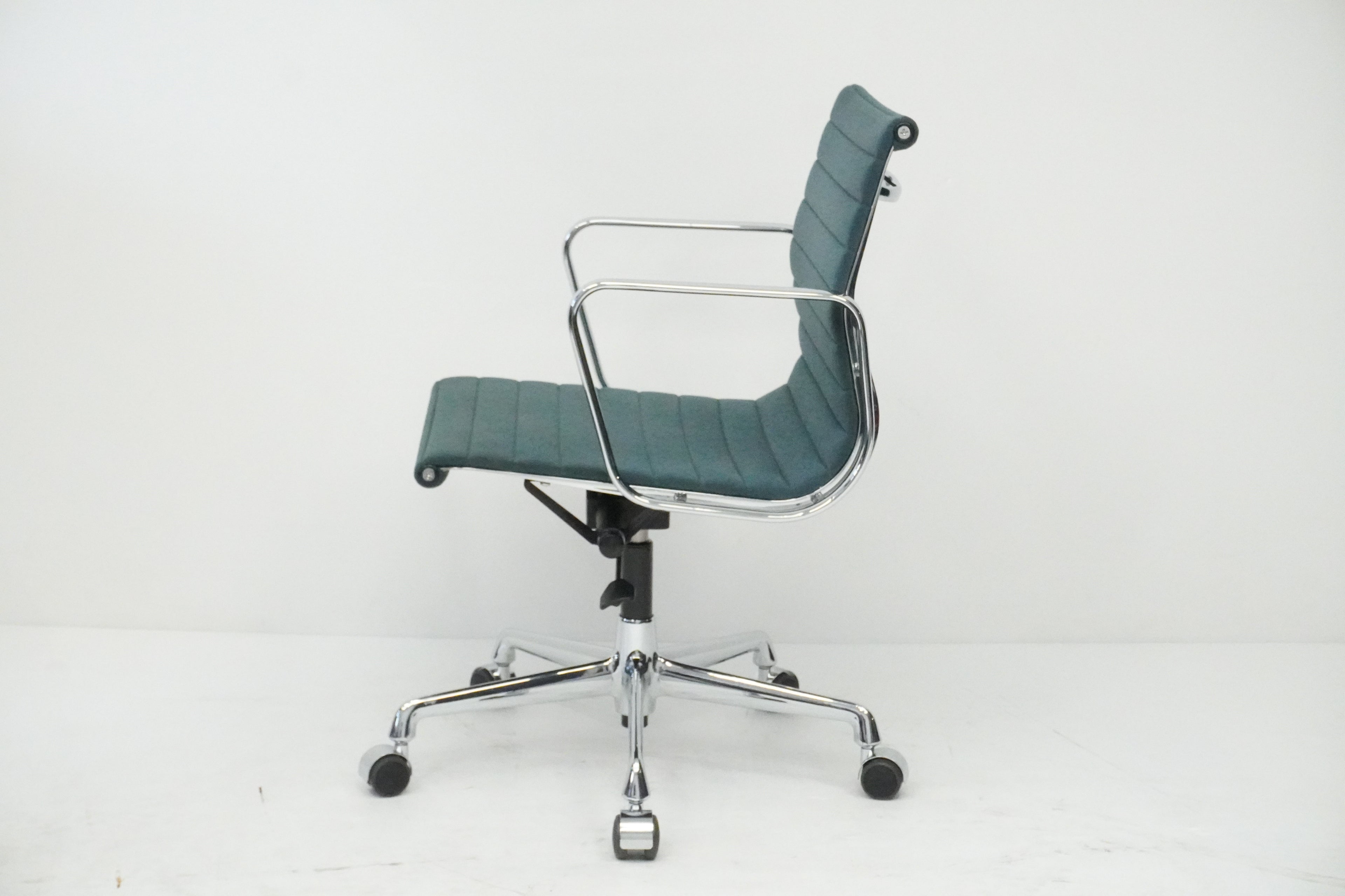 Vitra Eames Alu Chair EA117 Stoff grünblau