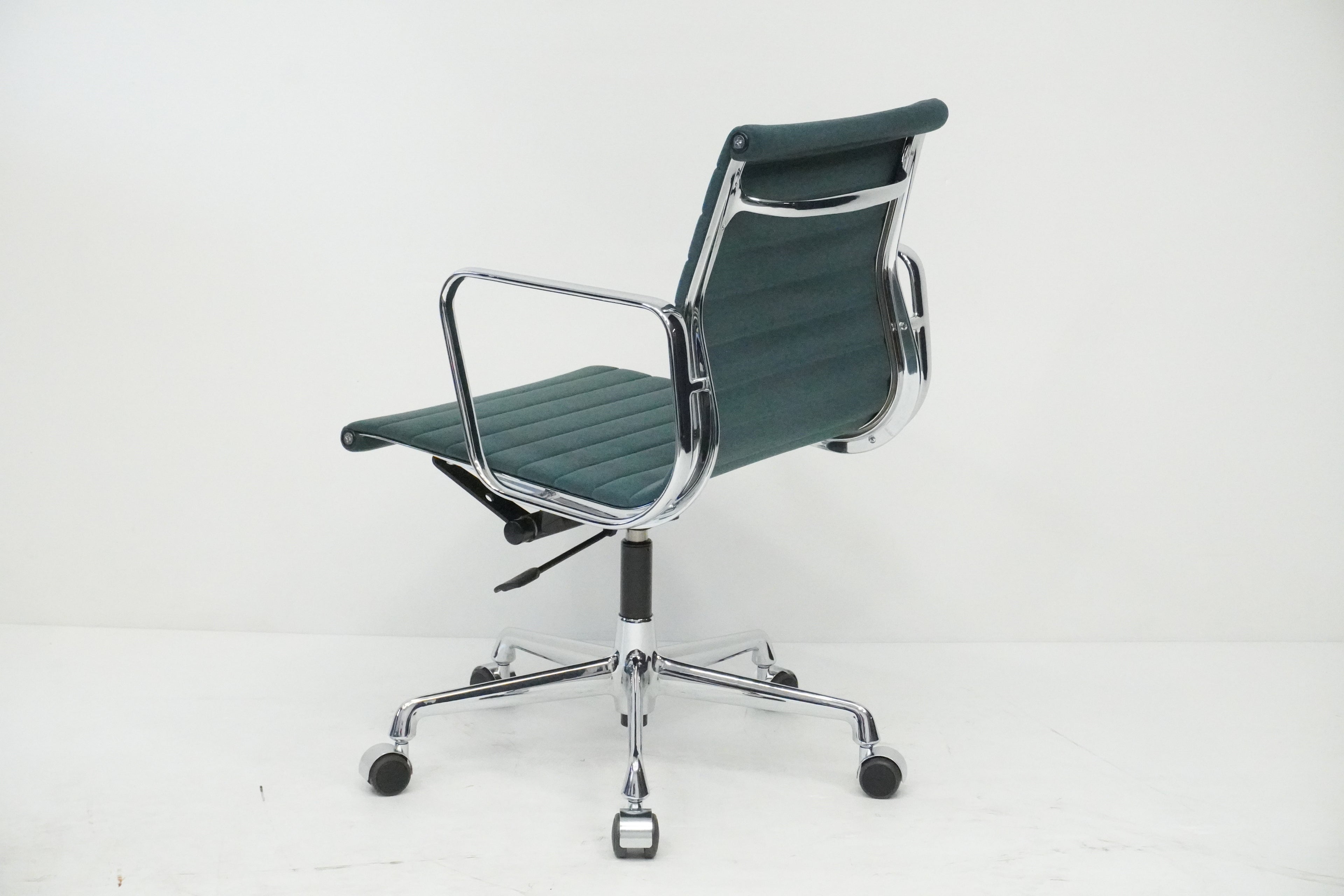 Vitra Eames Alu Chair EA117 Stoff grünblau