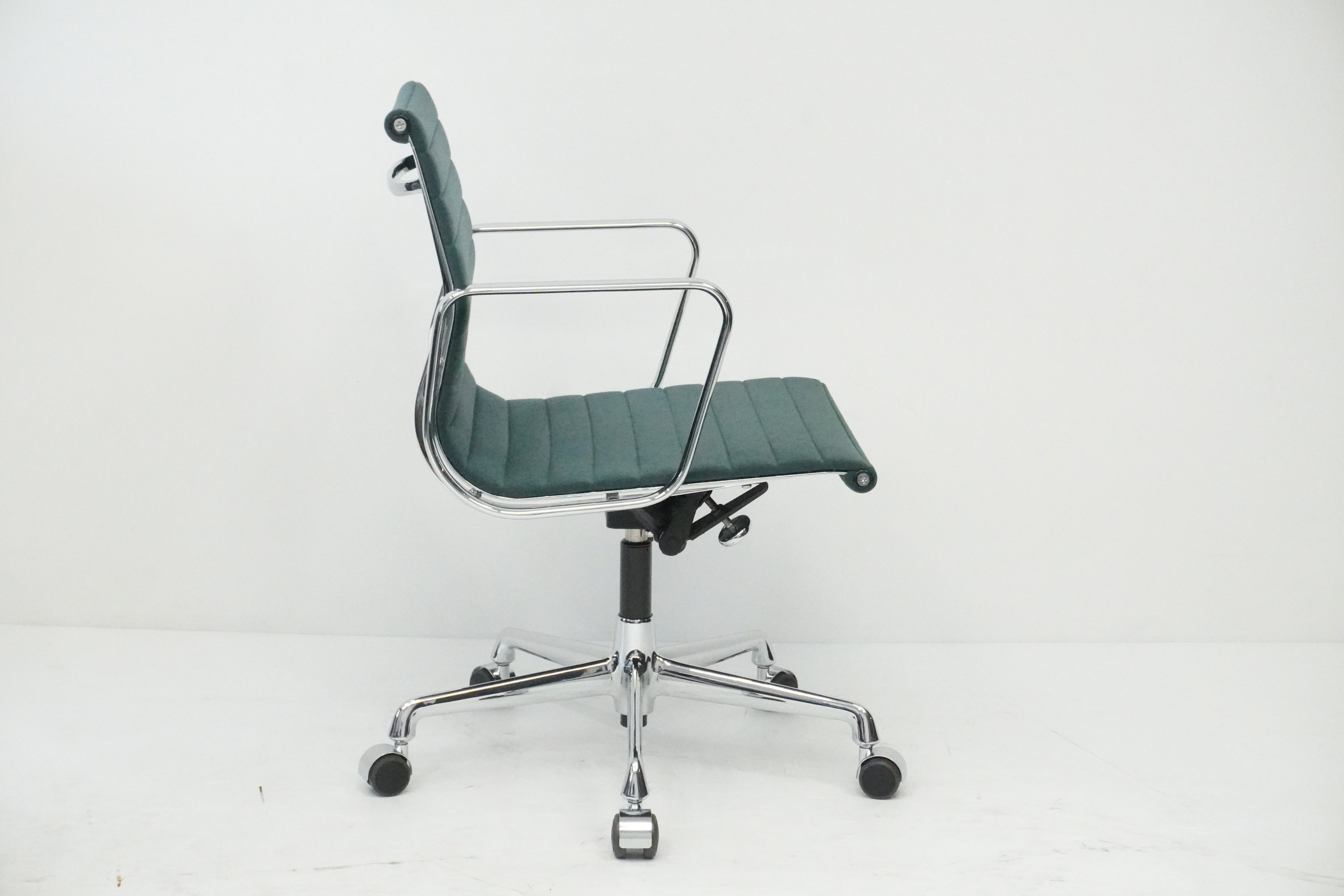 Vitra Eames Alu Chair EA117 Stoff grünblau