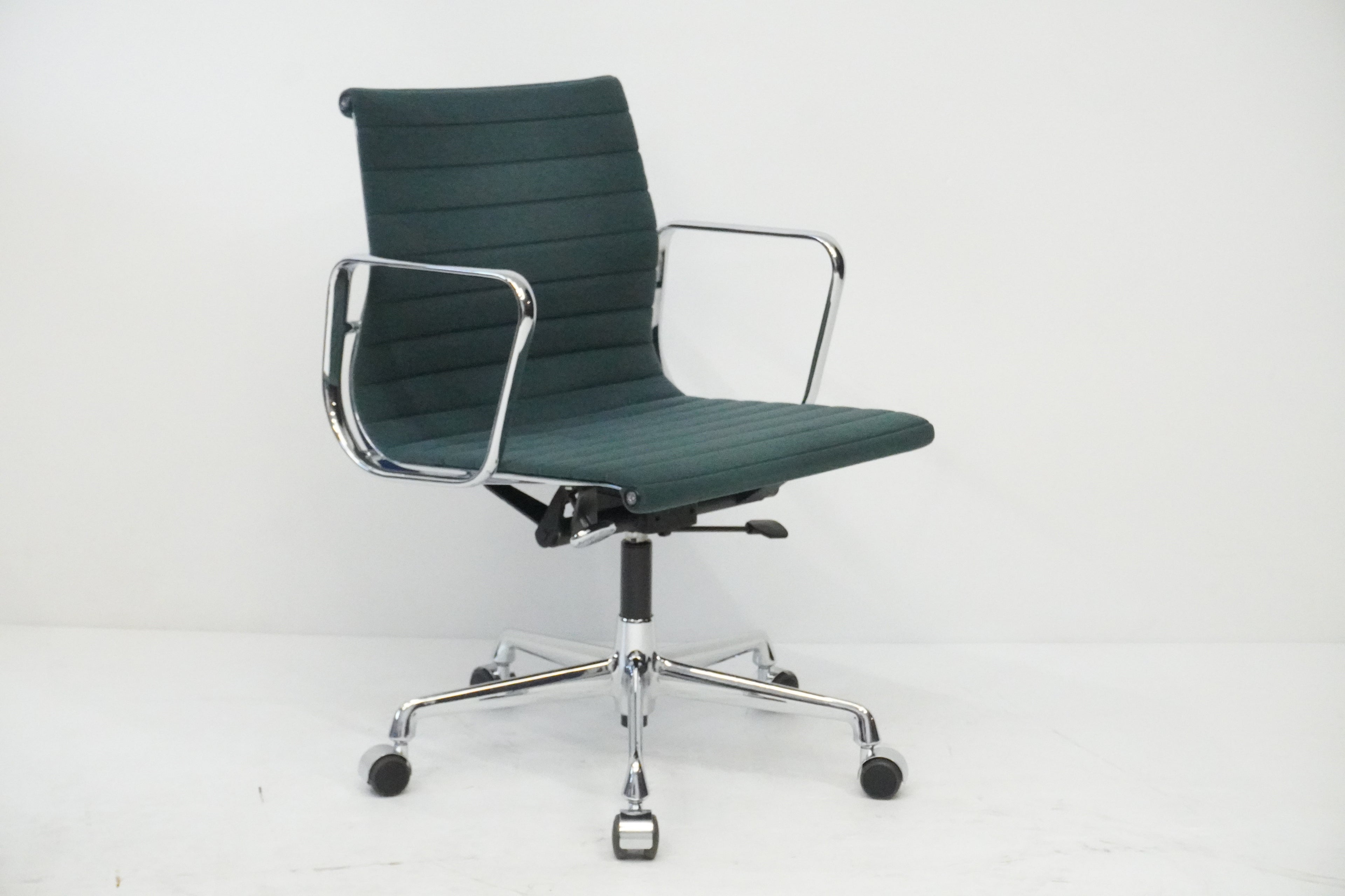 Vitra Eames Alu Chair EA117 Stoff grünblau