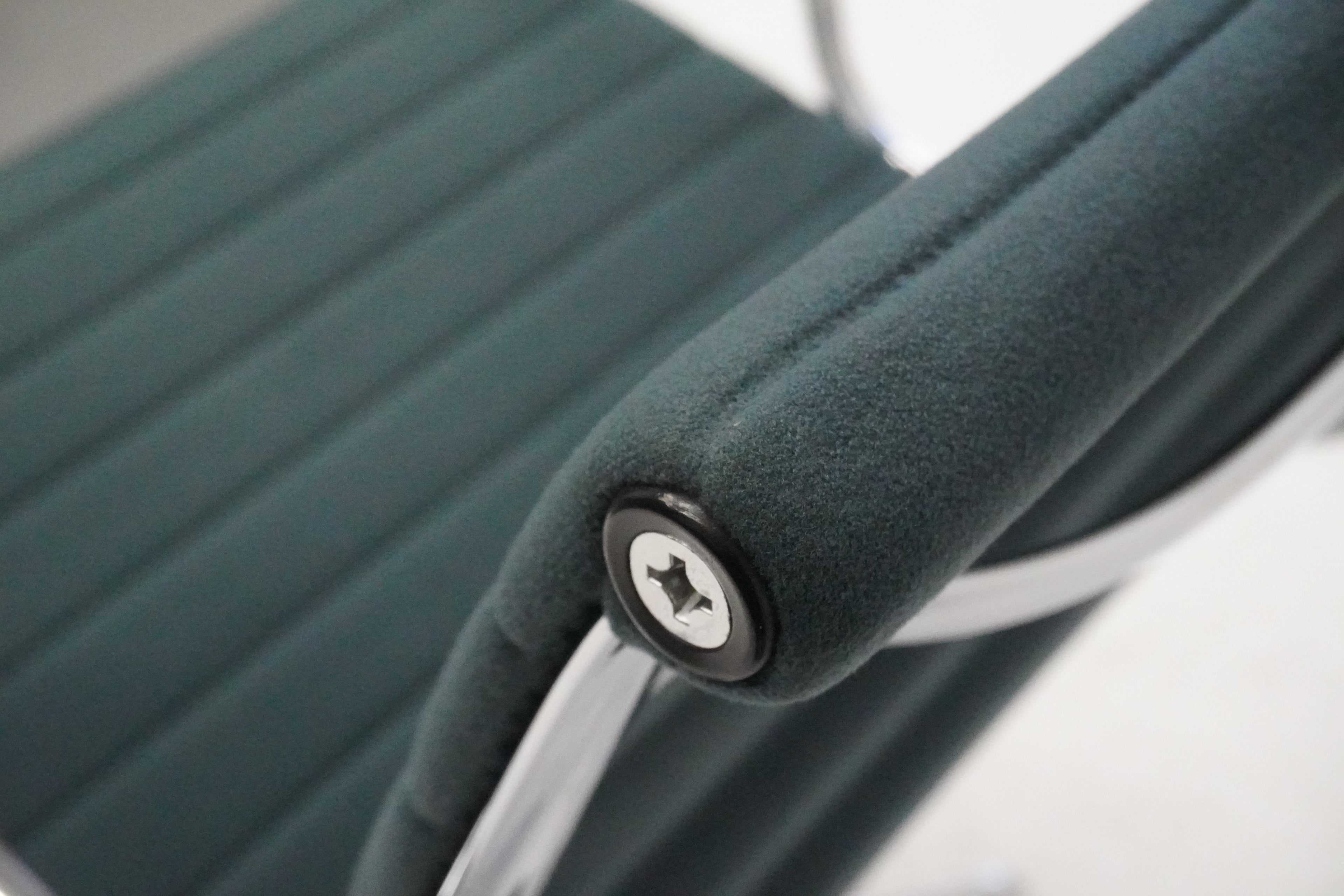 Vitra Eames Alu Chair EA117 Stoff grünblau