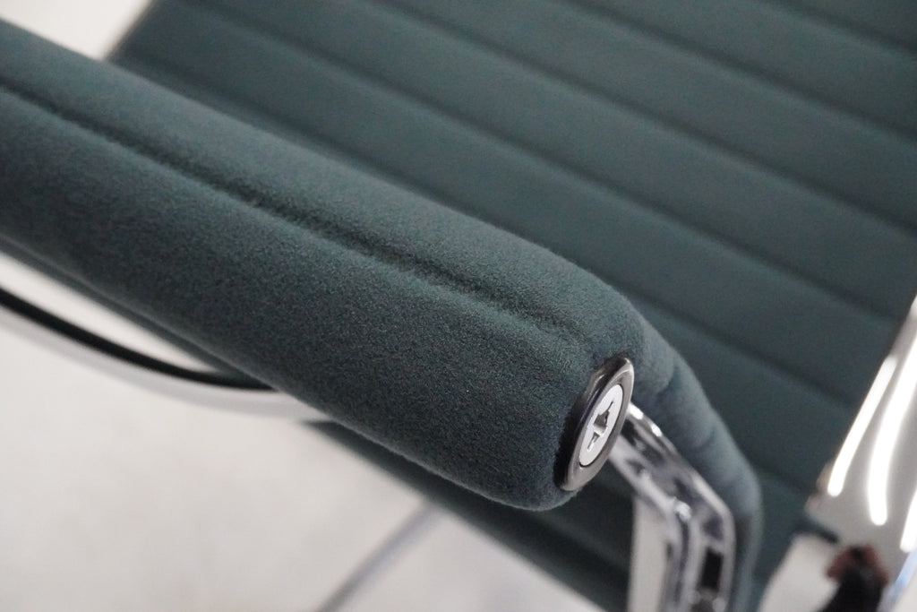 Vitra Eames Alu Chair EA117 Stoff grünblau