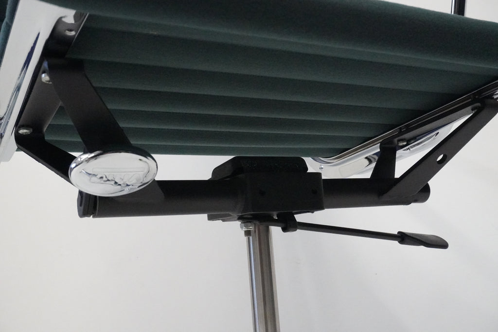 Vitra Eames Alu Chair EA117 Stoff grünblau