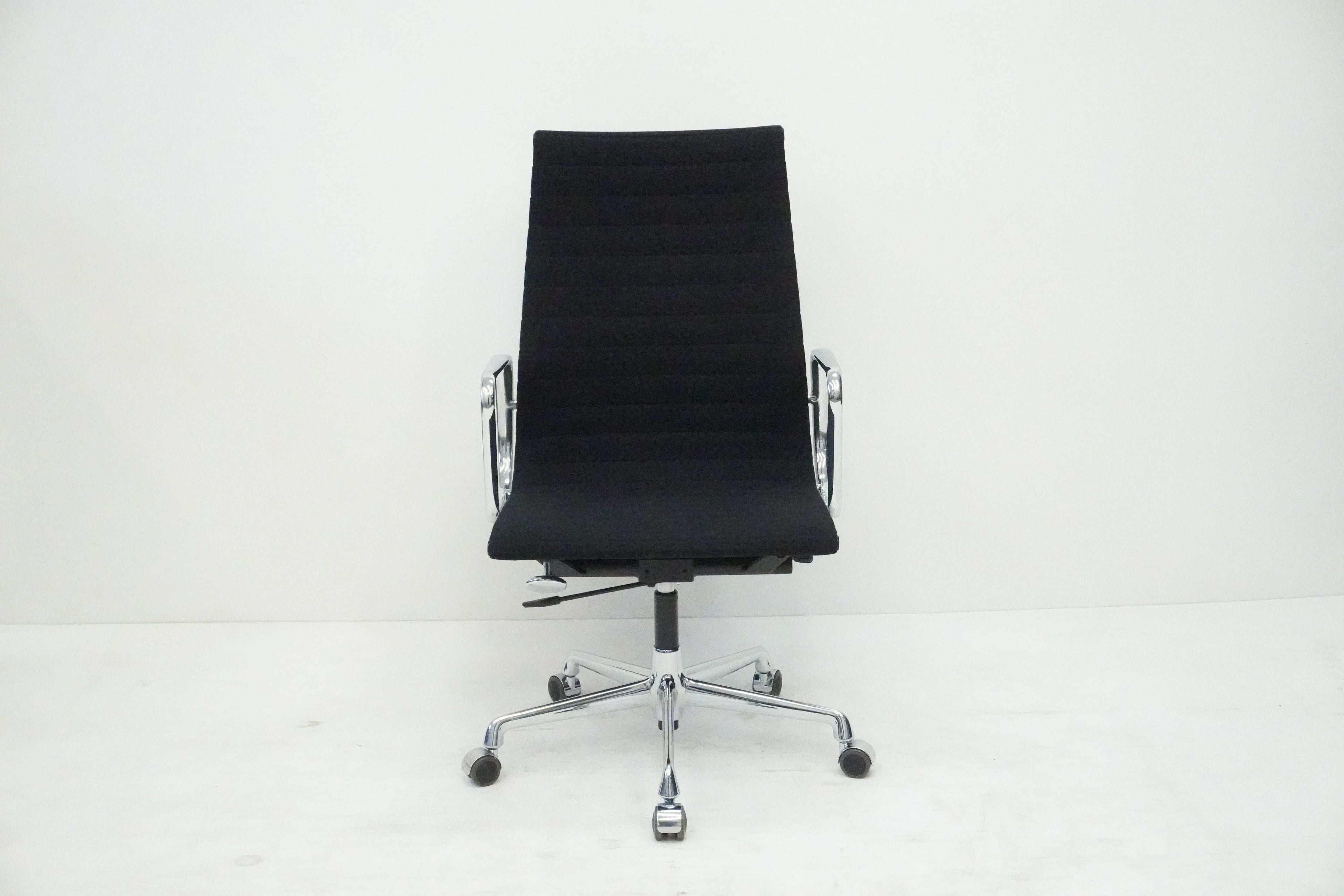 Vitra Eames Alu Chair EA119 Hopsak nero