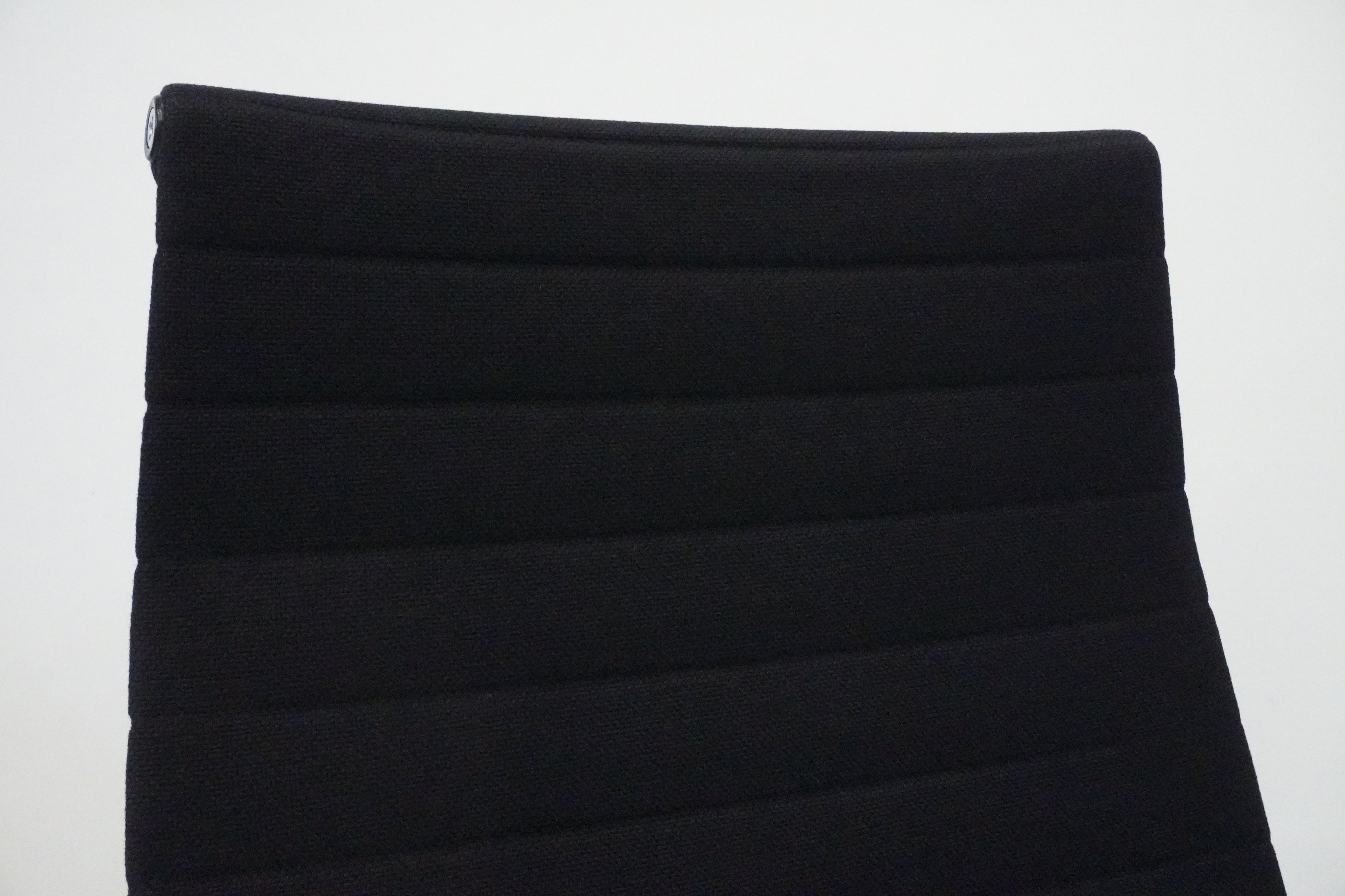 Vitra Eames Alu Chair EA119 Hopsak nero