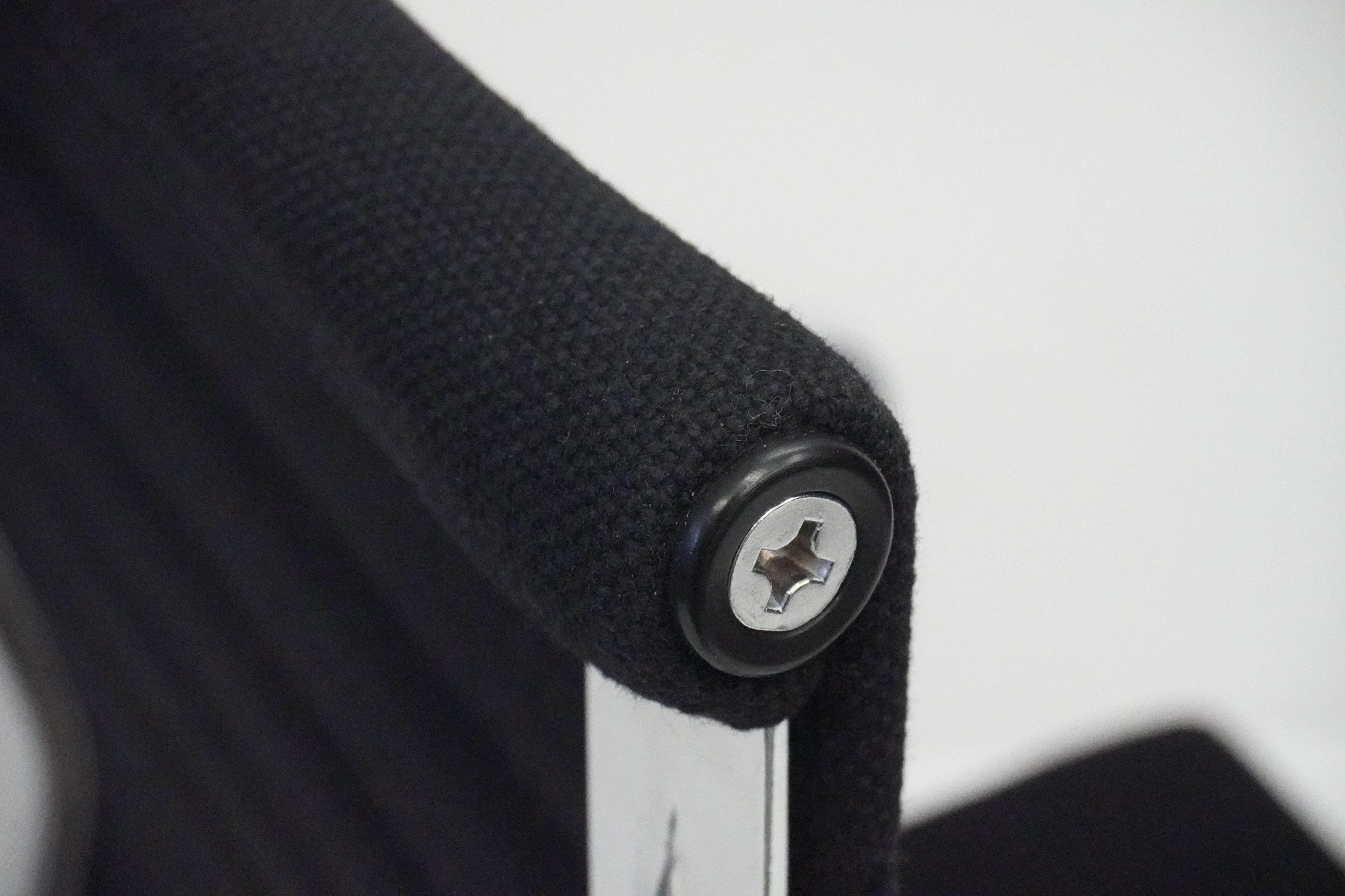 Vitra Eames Alu Chair EA119 Hopsak nero