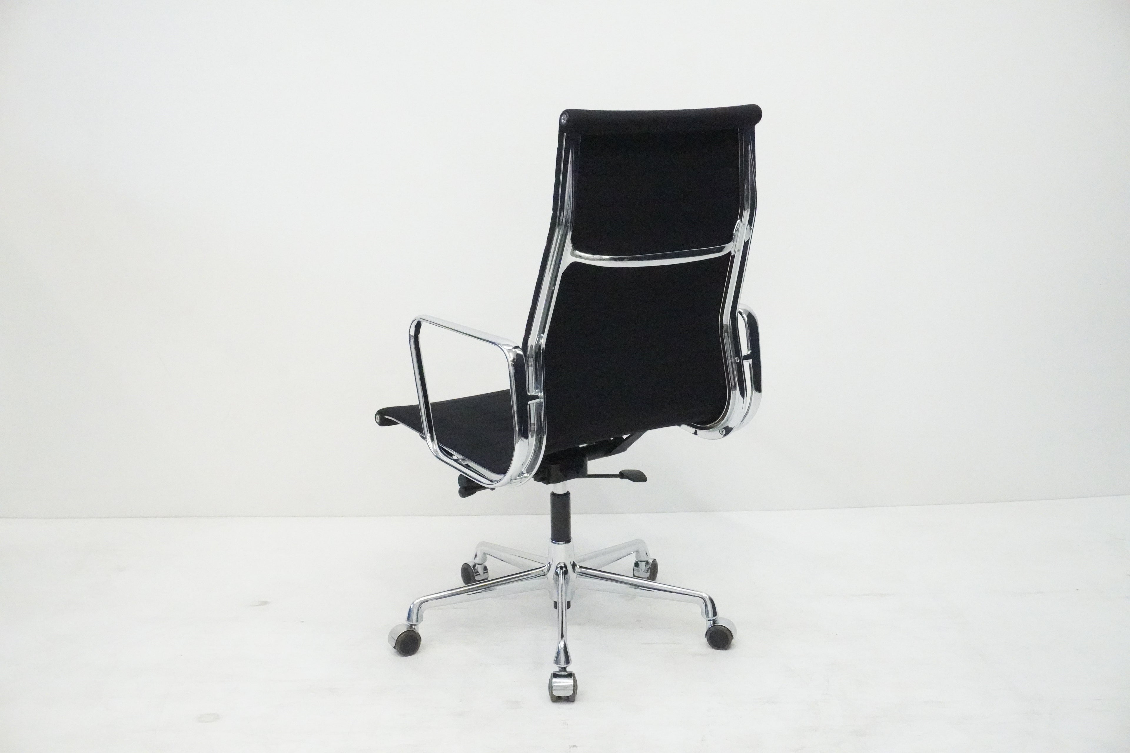 Vitra Eames Alu Chair EA119 Hopsak nero