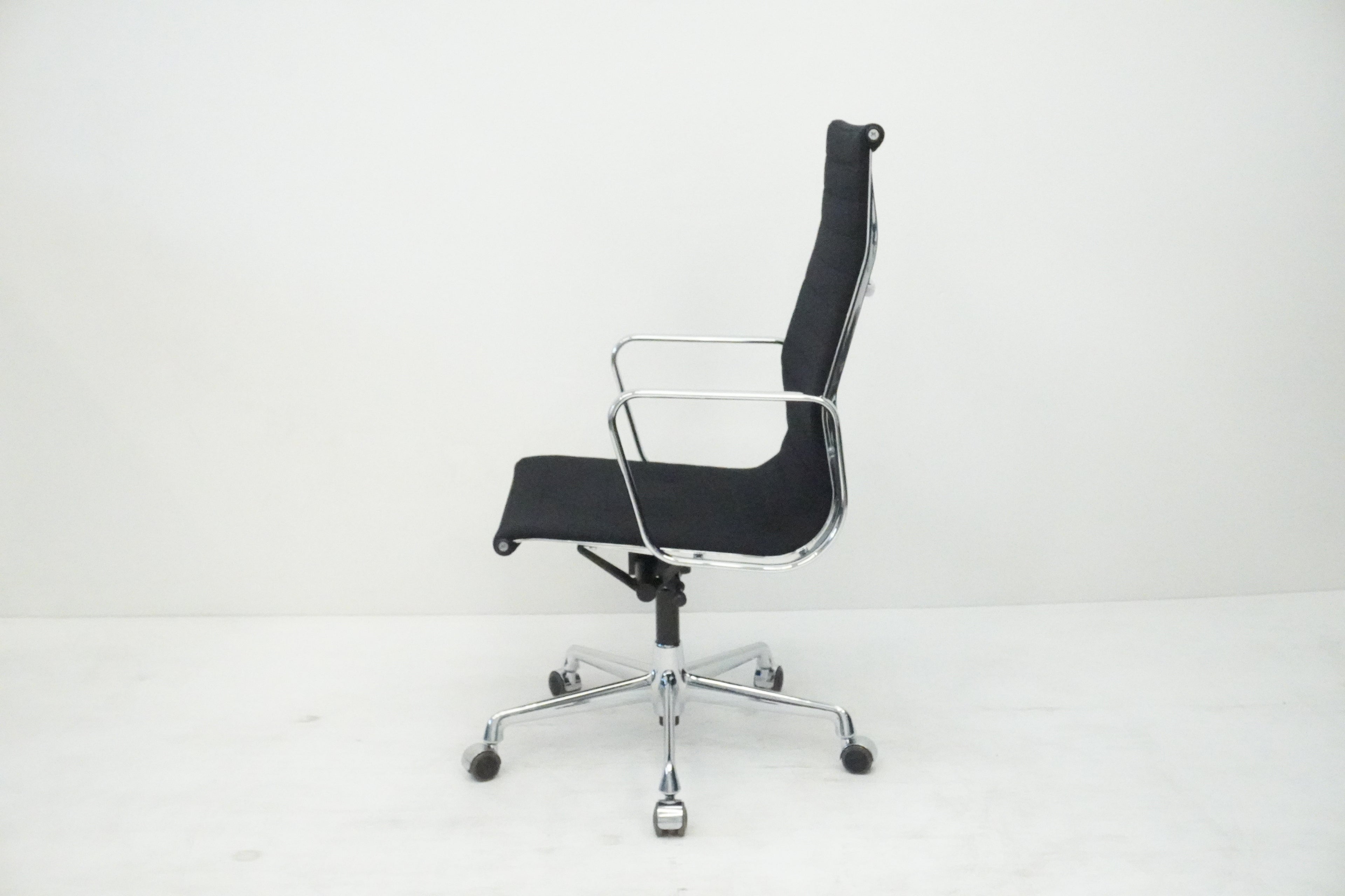Vitra Eames Alu Chair EA119 Hopsak nero