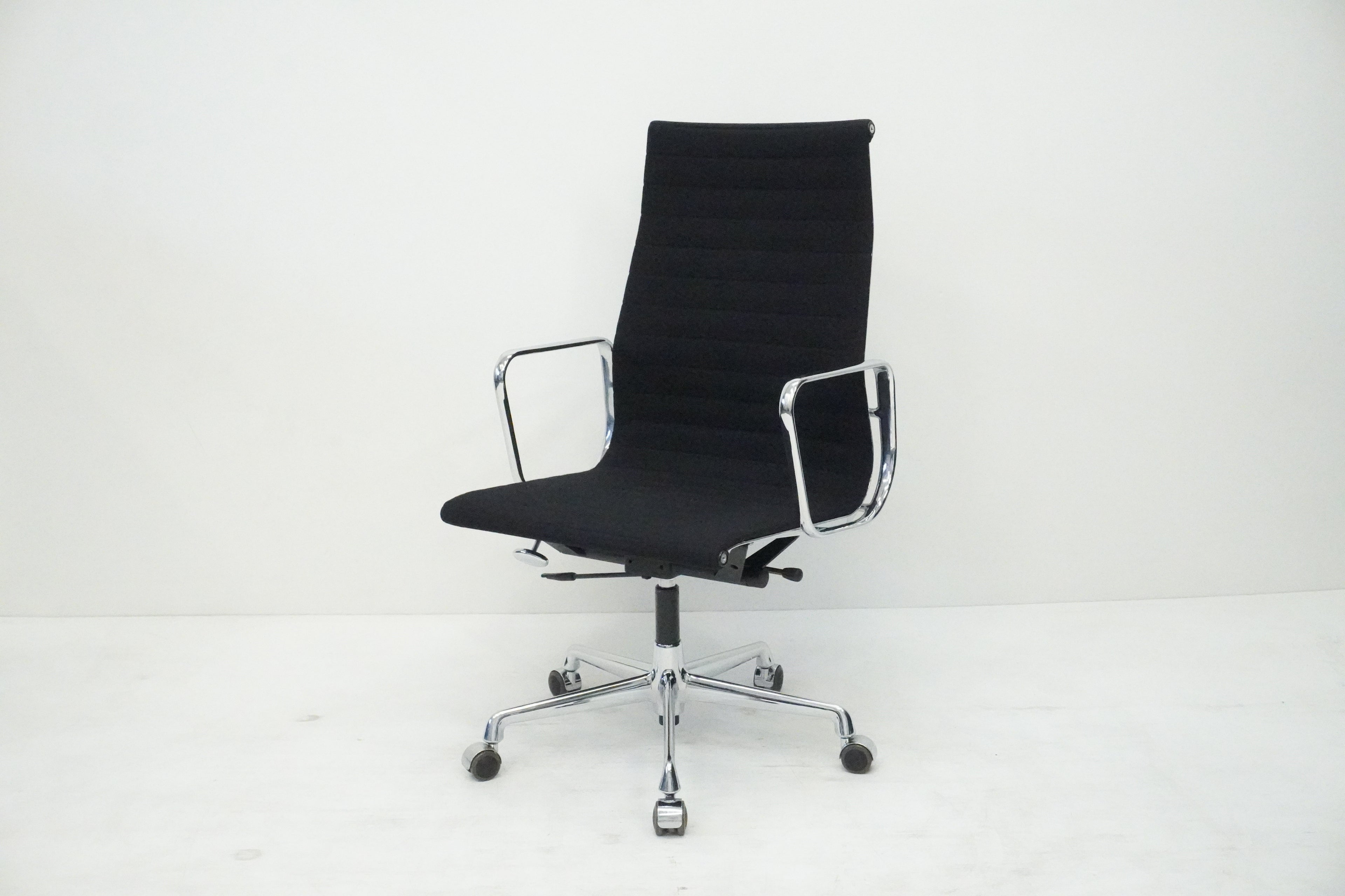 Vitra Eames Alu Chair EA119 Hopsak nero