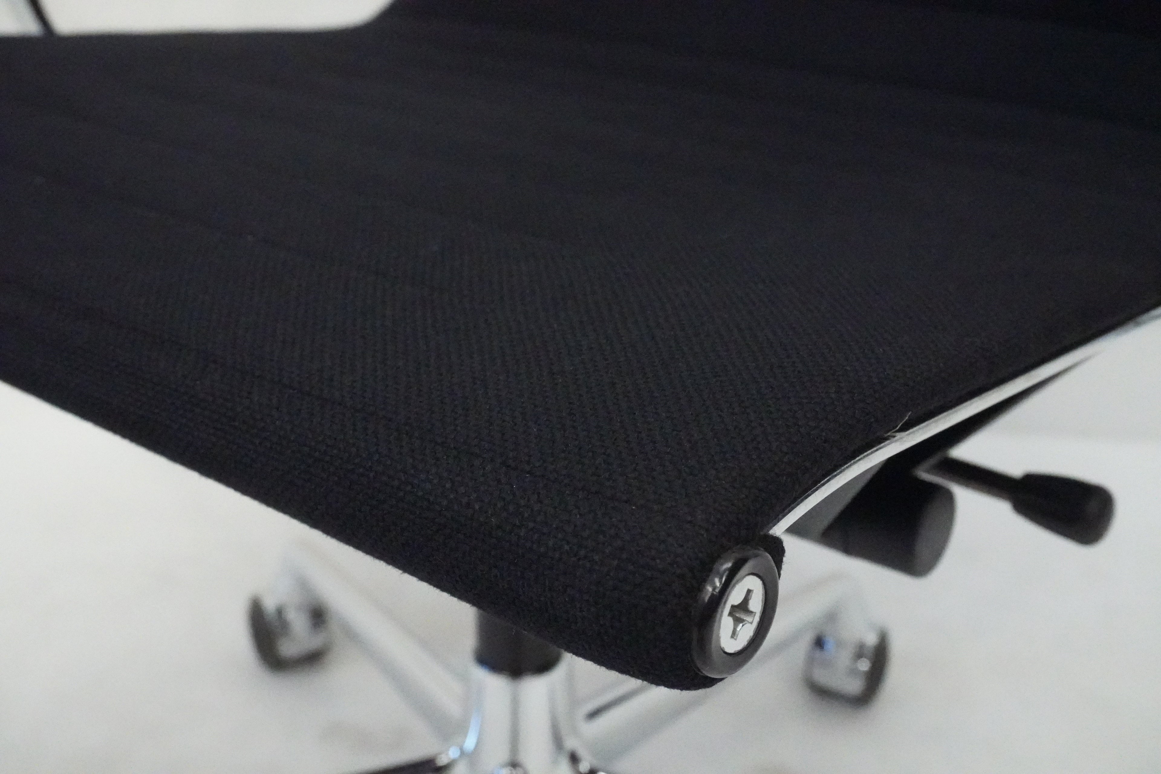 Vitra Eames Alu Chair EA119 Hopsak nero