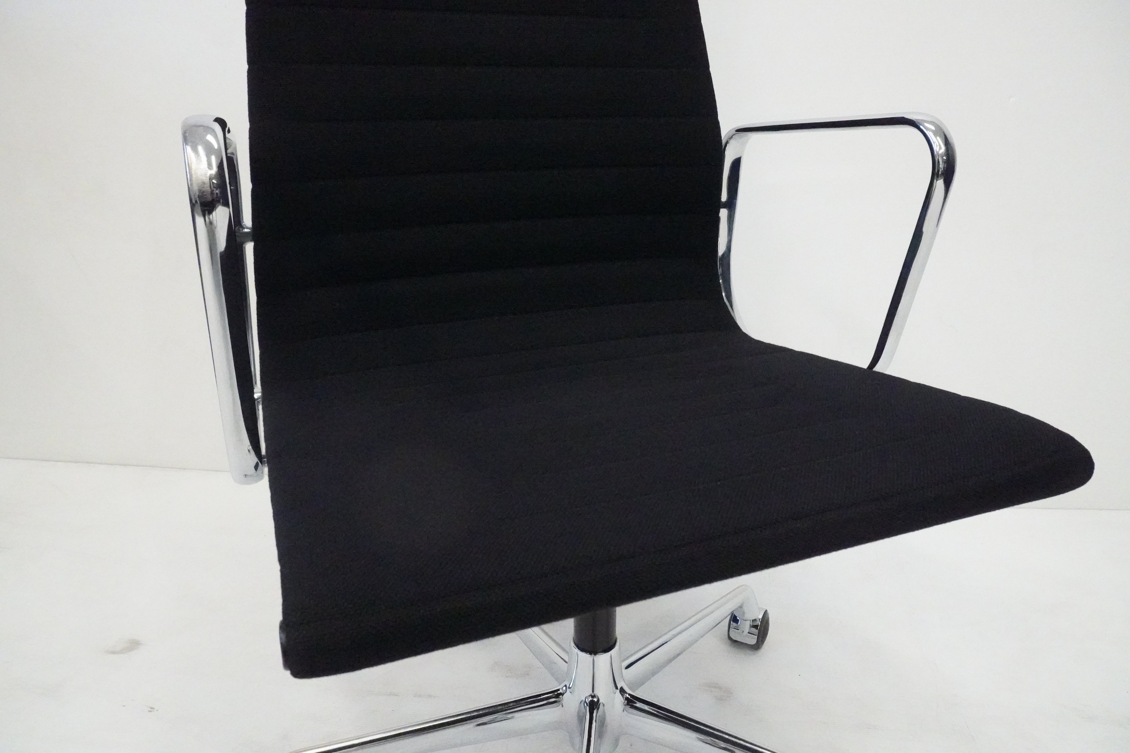 Vitra Eames Alu Chair EA119 Hopsak nero