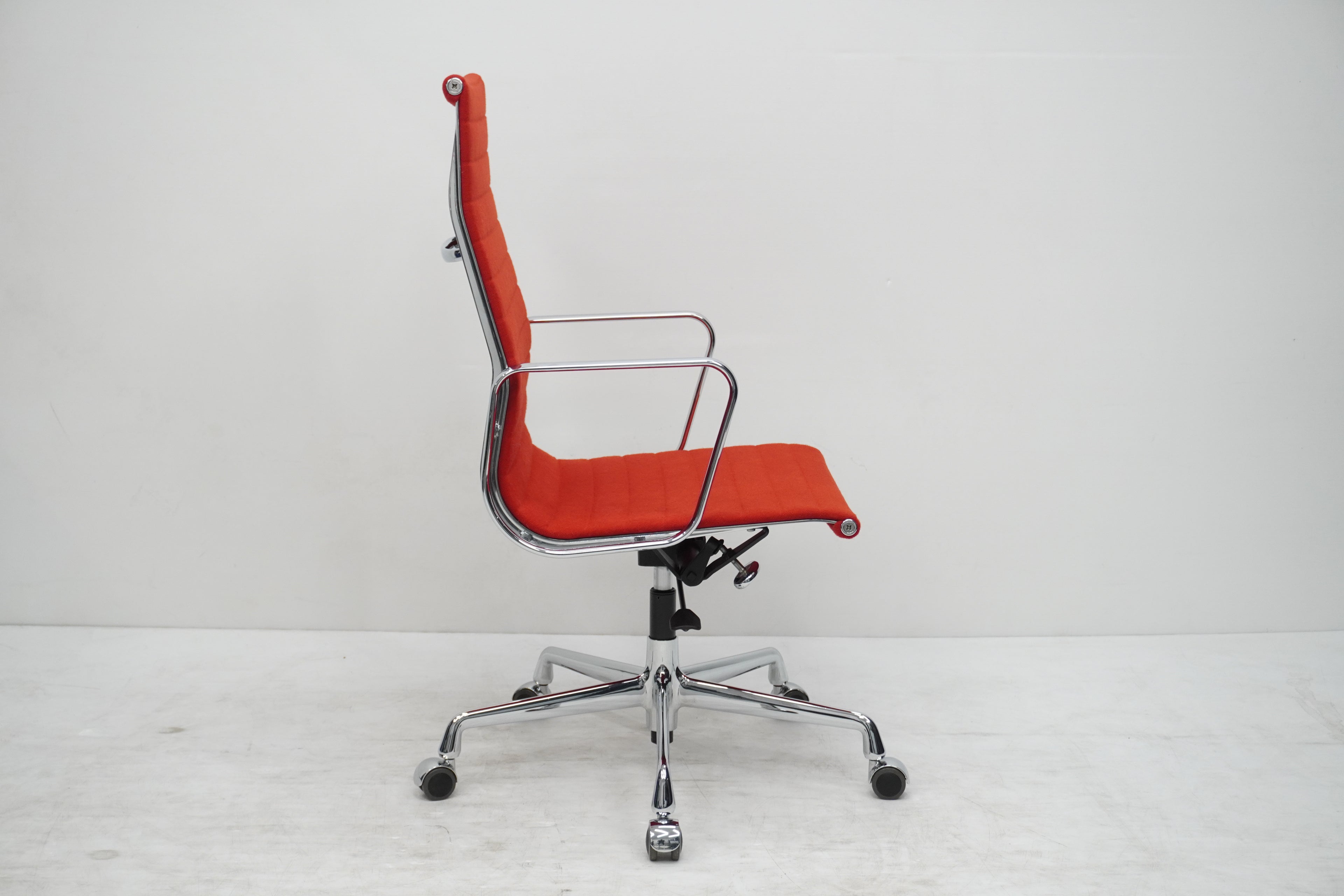 Vitra Eames Alu Chair EA119 Hopsak rot