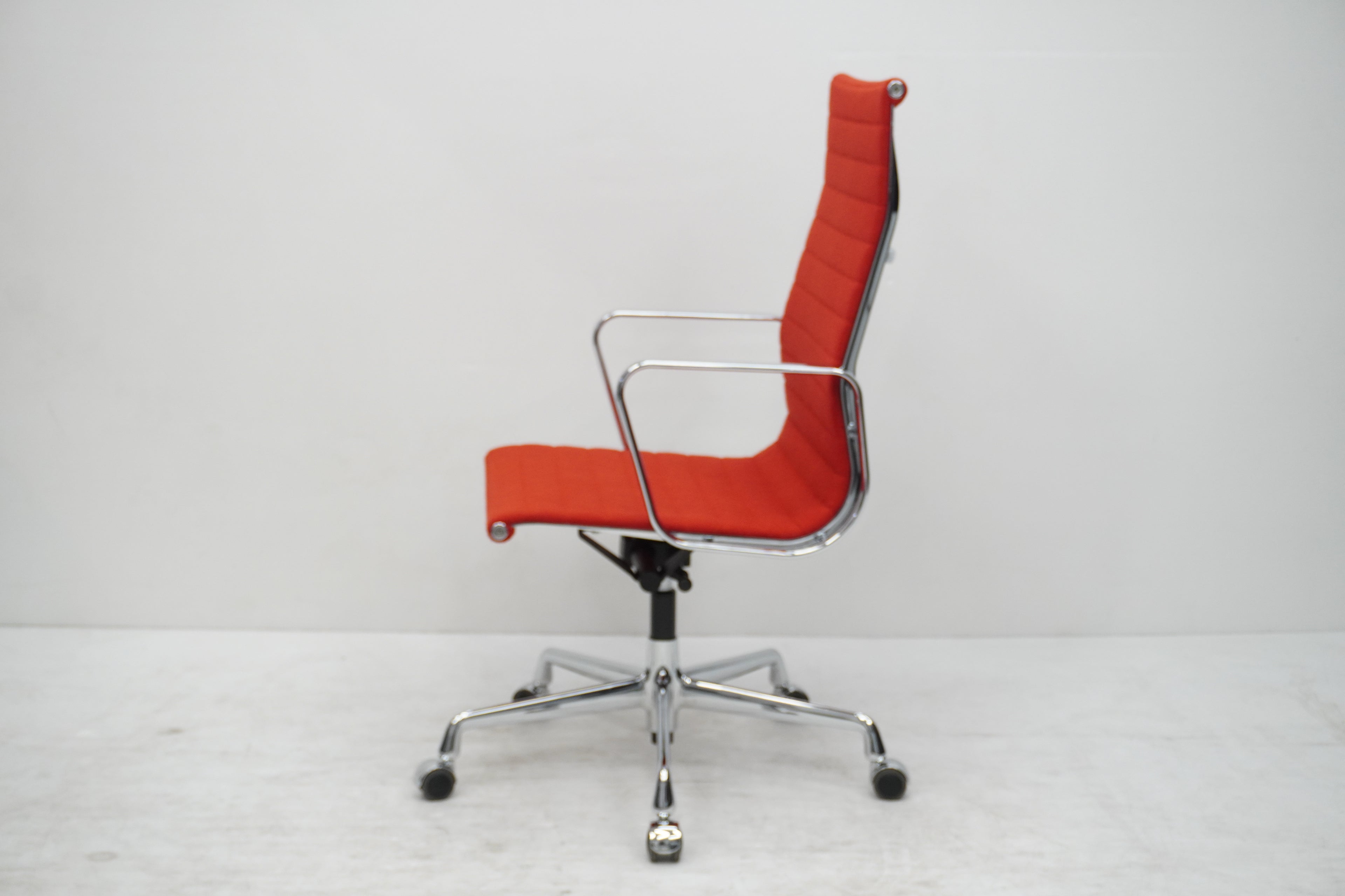 Vitra Eames Alu Chair EA119 Hopsak rot