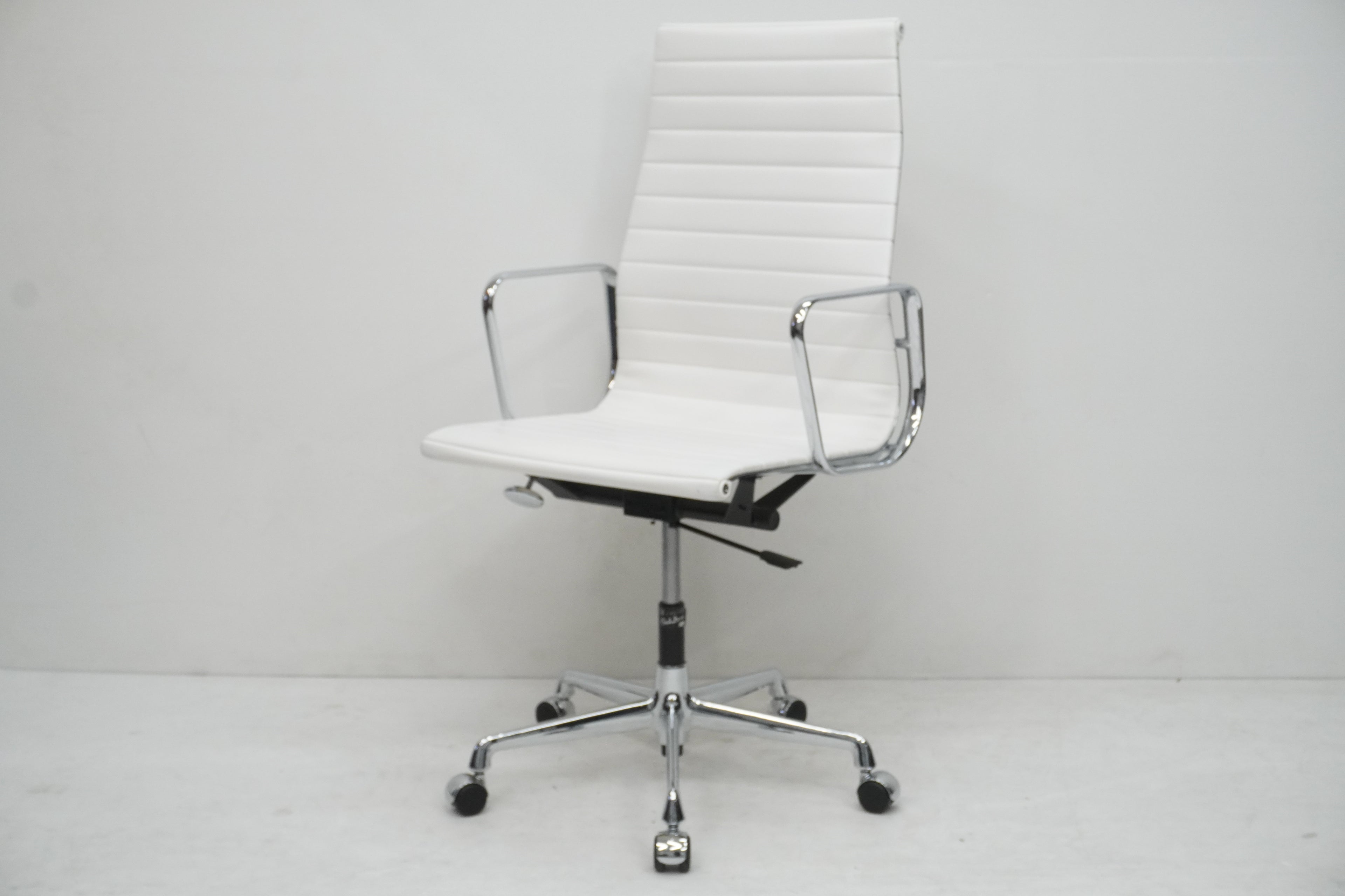 Vitra Eames Alu Chair EA119 Kunstleder weiss