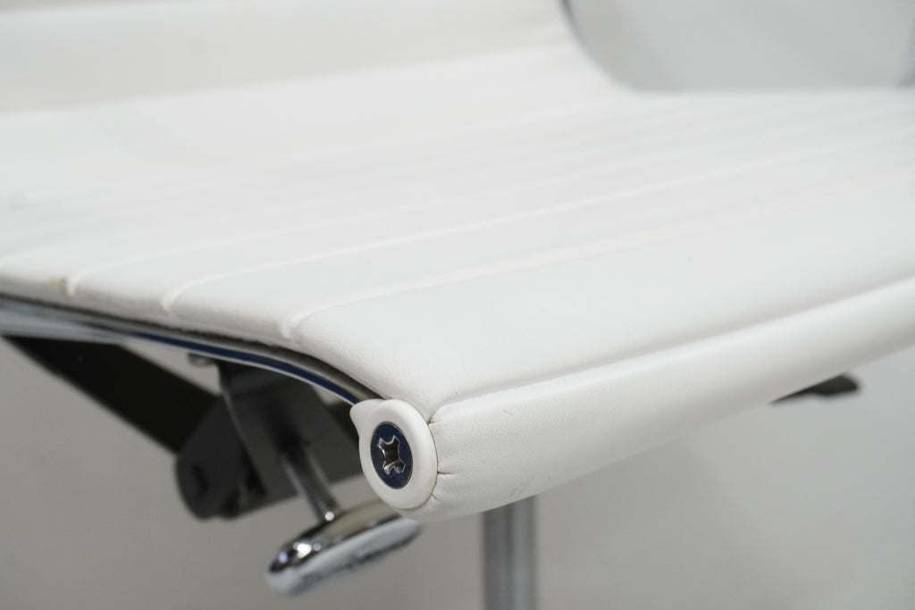 Vitra Eames Alu Chair EA119 Kunstleder weiss