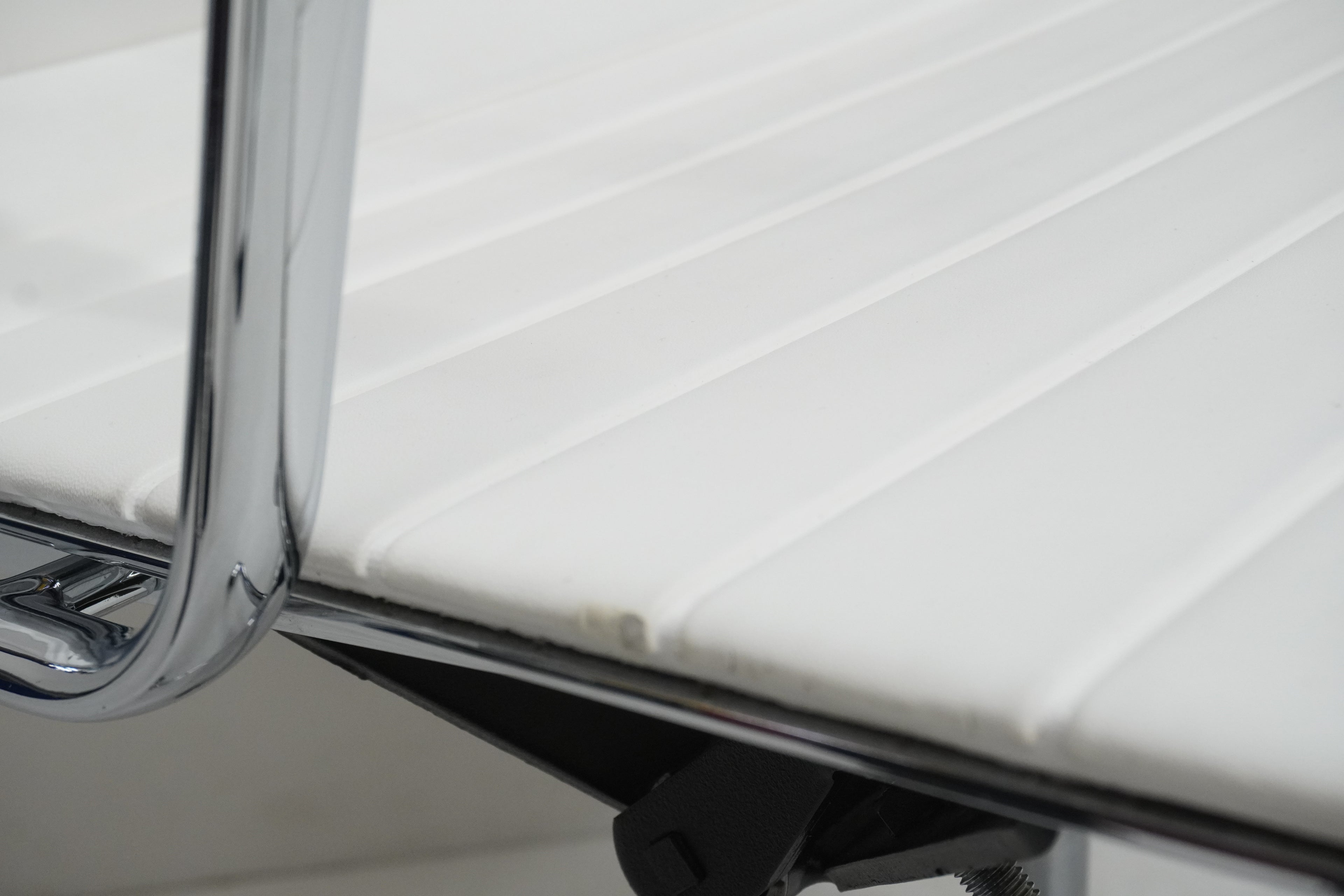 Vitra Eames Alu Chair EA119 Kunstleder weiss