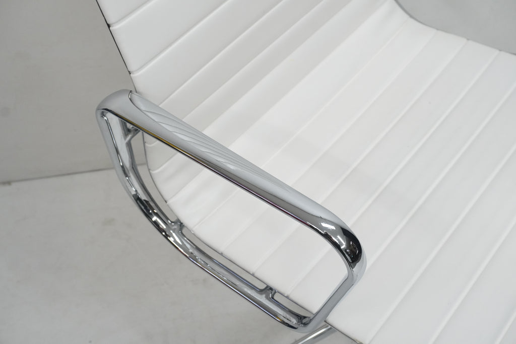 Vitra Eames Alu Chair EA119 Kunstleder weiss