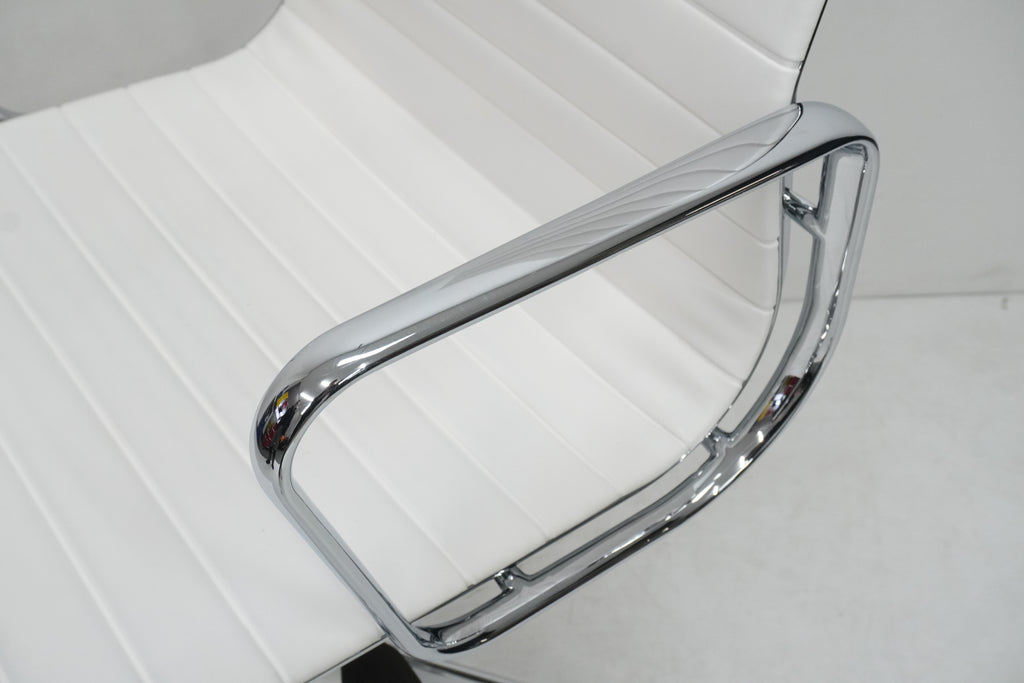Vitra Eames Alu Chair EA119 Kunstleder weiss