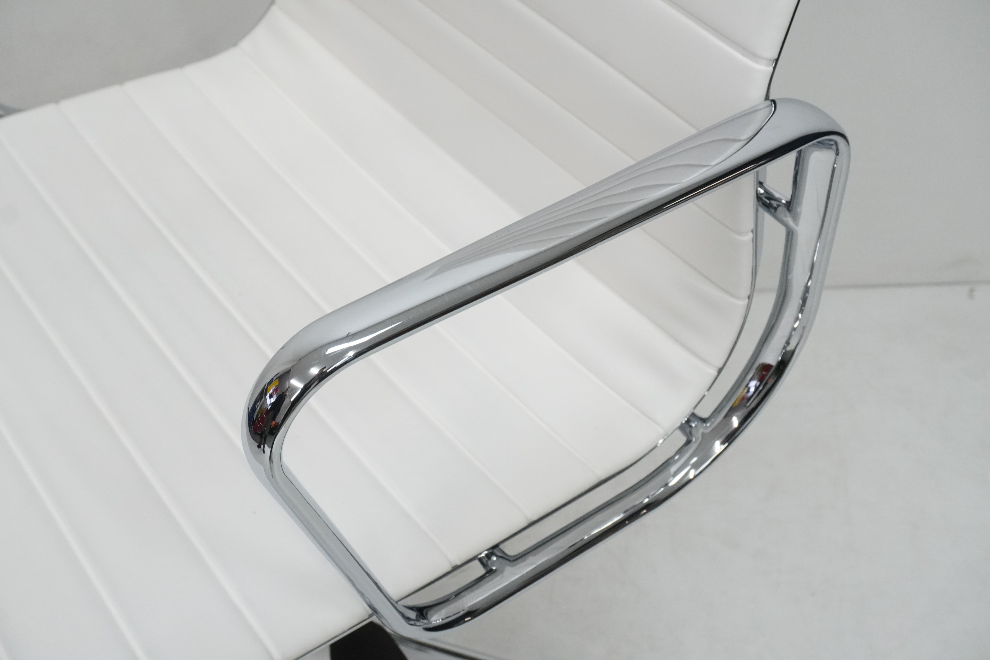 Vitra Eames Alu Chair EA119 Kunstleder weiss