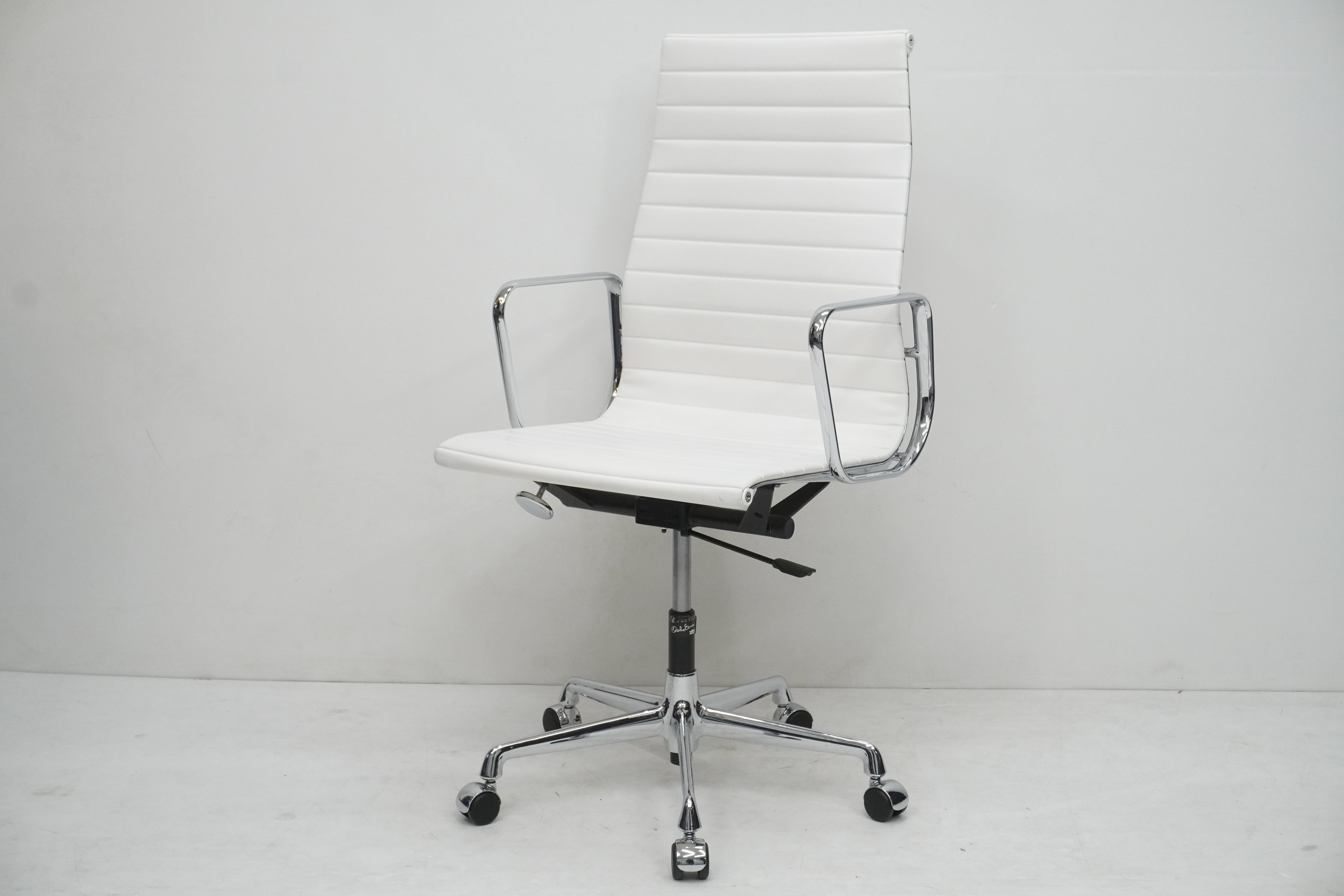 Vitra Eames Alu Chair EA119 Kunstleder weiss