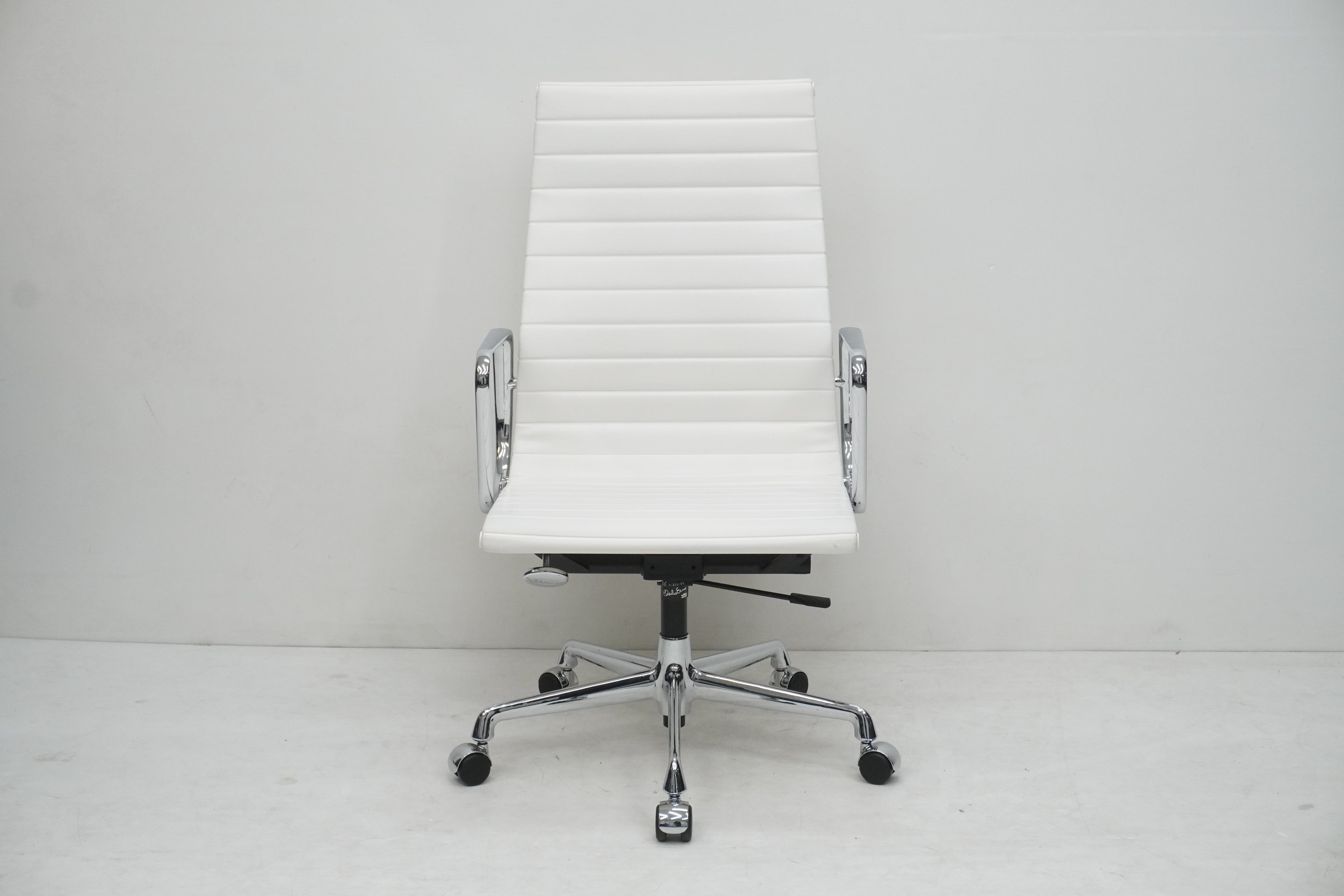 Vitra Eames Alu Chair EA119 Kunstleder weiss