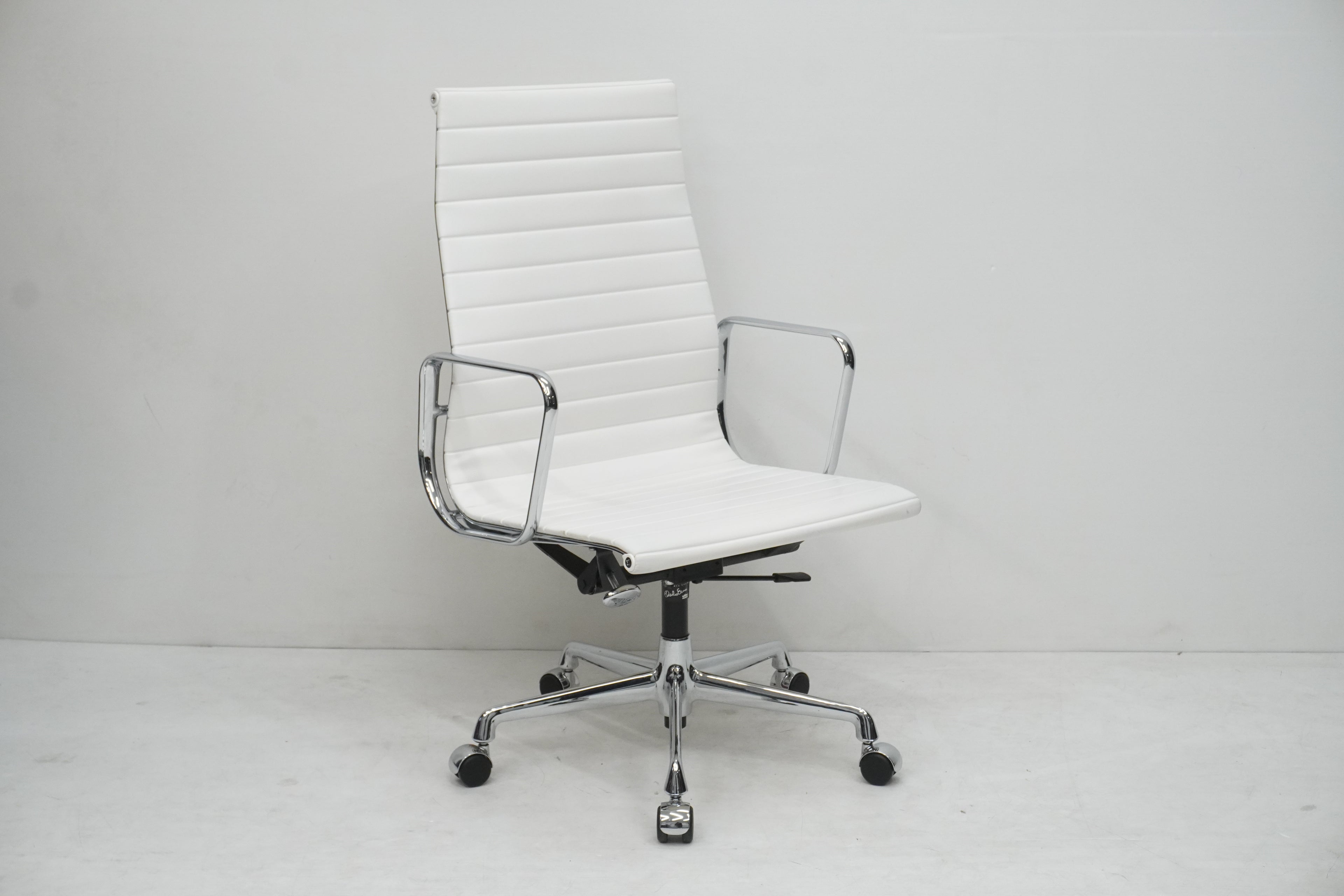 Vitra Eames Alu Chair EA119 Kunstleder weiss