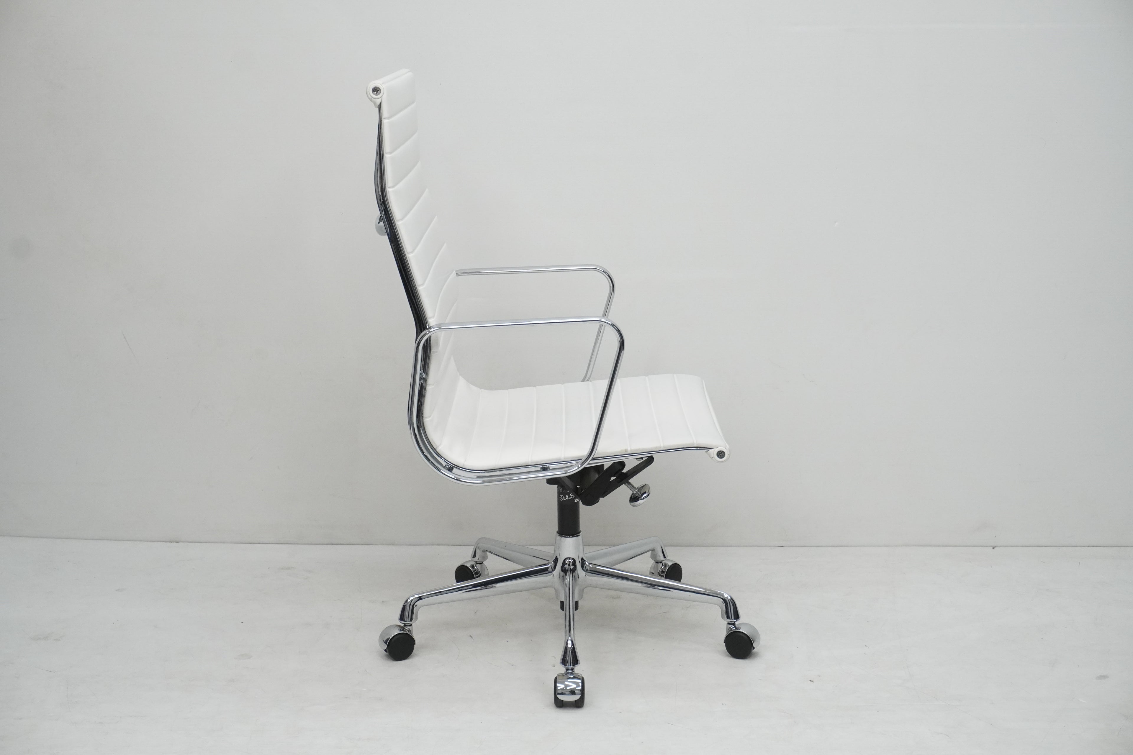 Vitra Eames Alu Chair EA119 Kunstleder weiss