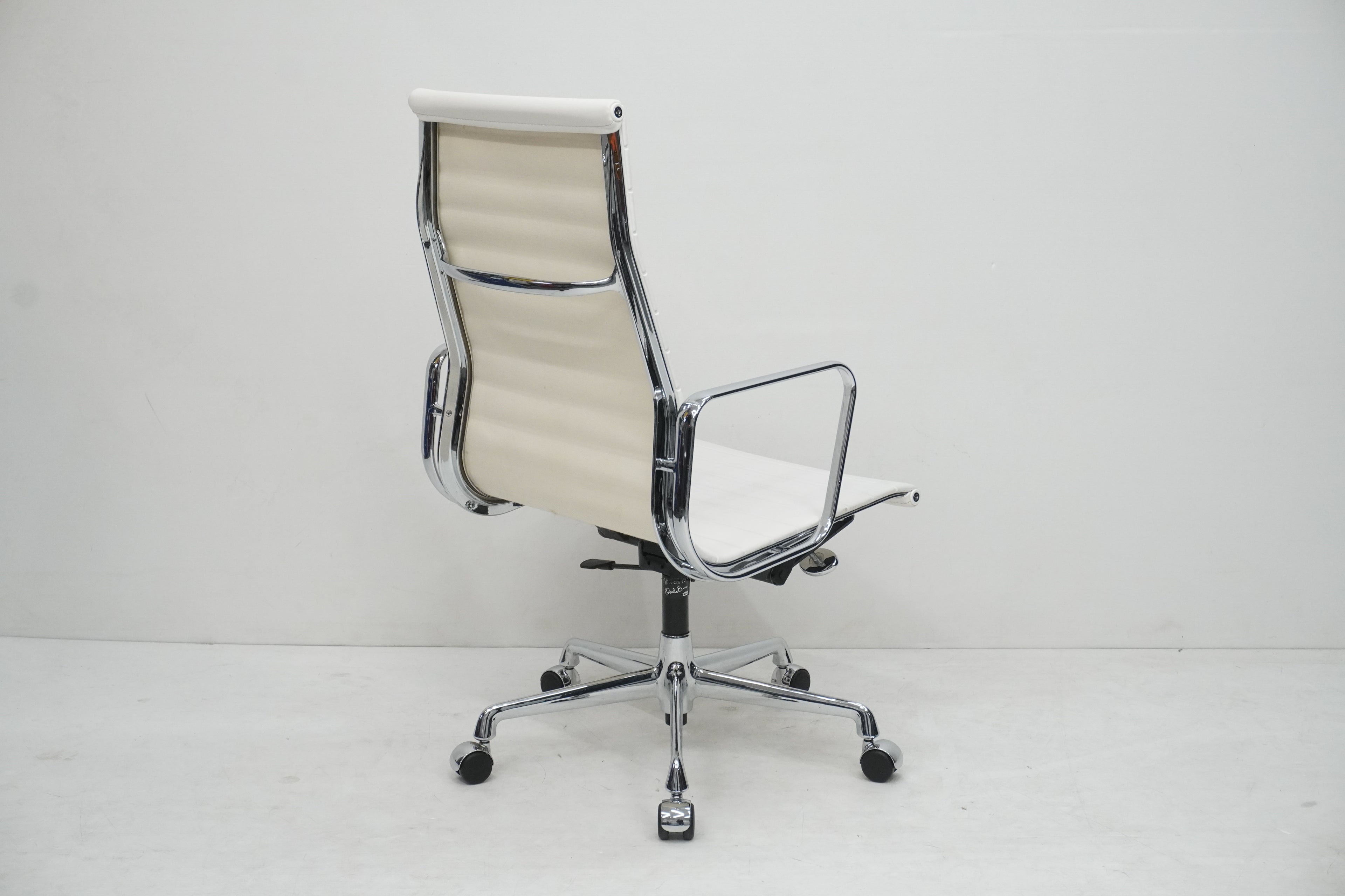 Vitra Eames Alu Chair EA119 Kunstleder weiss