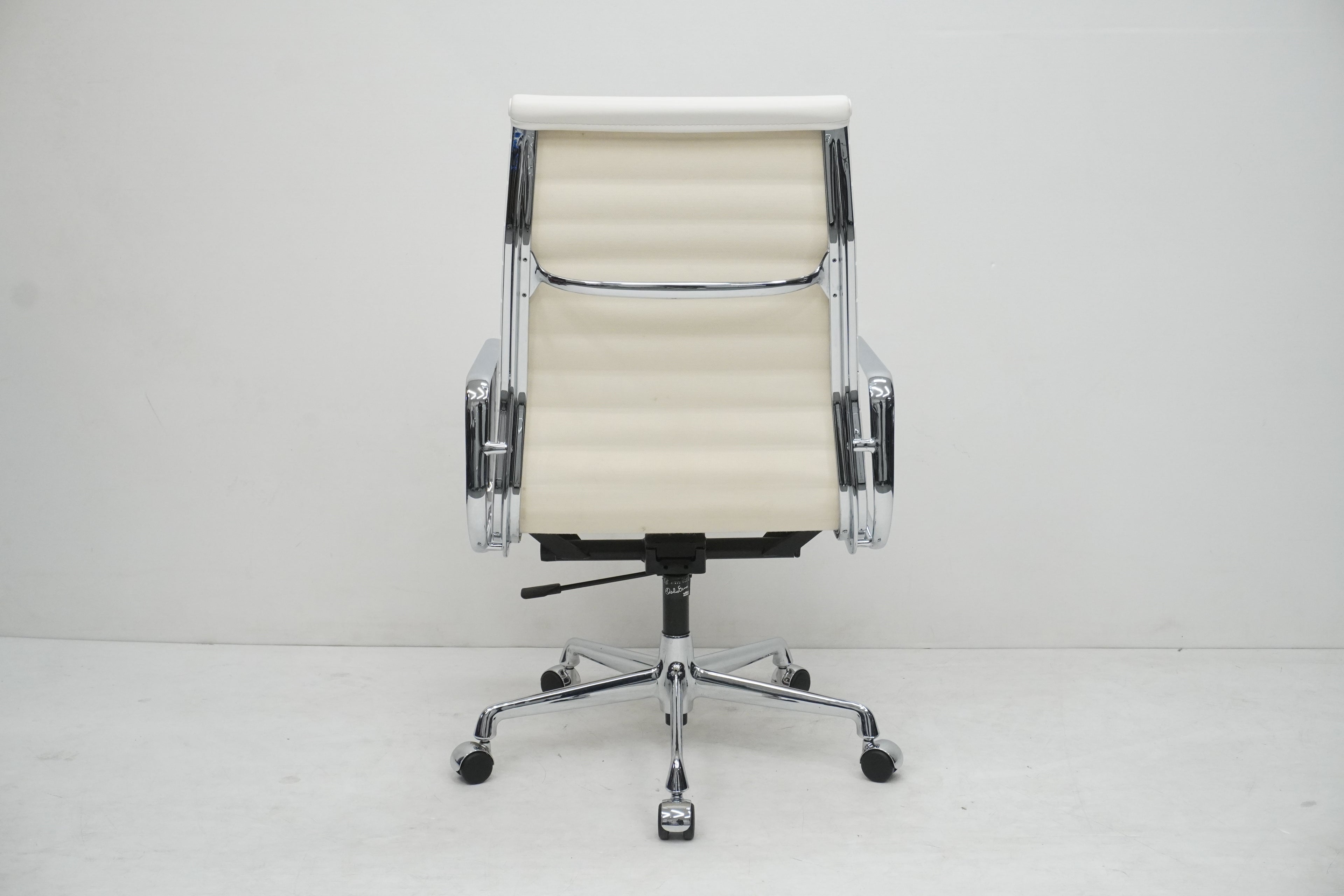 Vitra Eames Alu Chair EA119 Kunstleder weiss