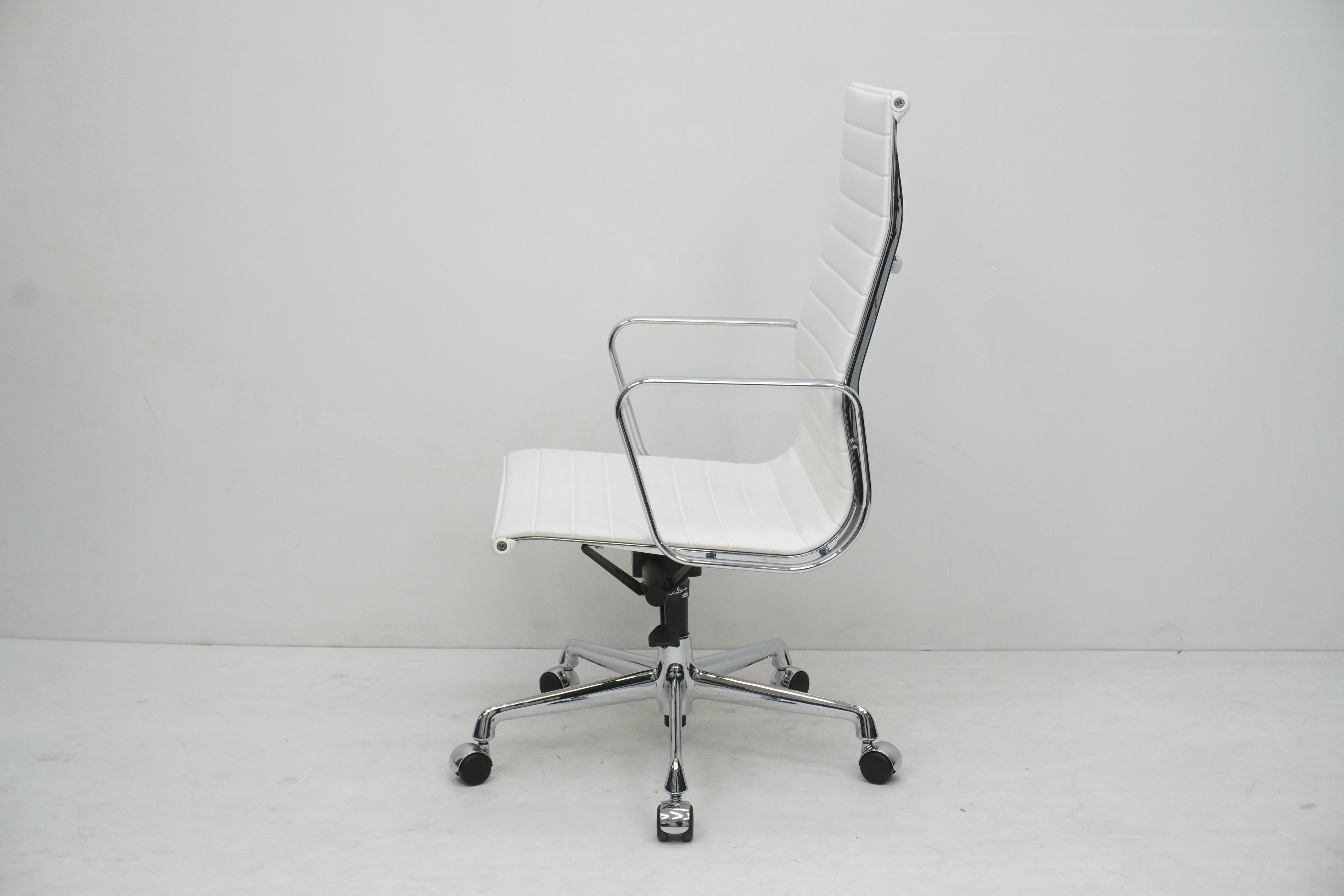 Vitra Eames Alu Chair EA119 Kunstleder weiss