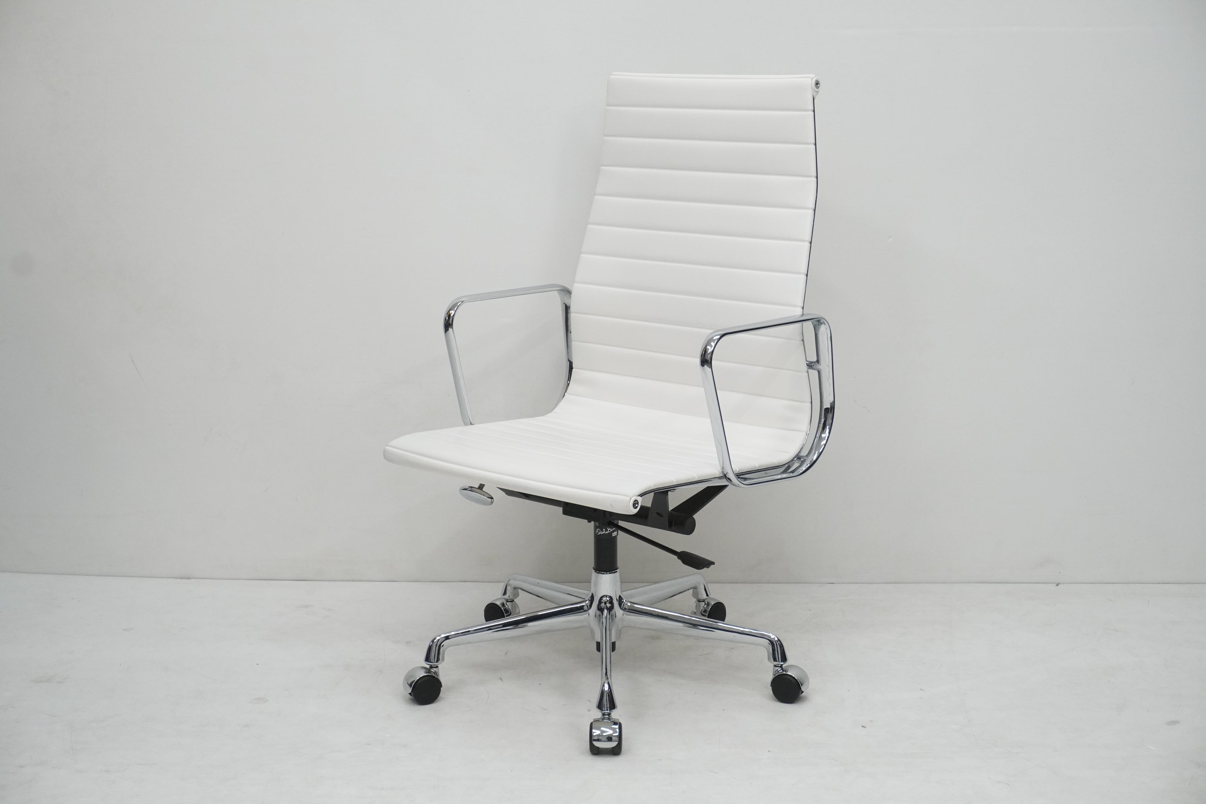 Vitra Eames Alu Chair EA119 Kunstleder weiss