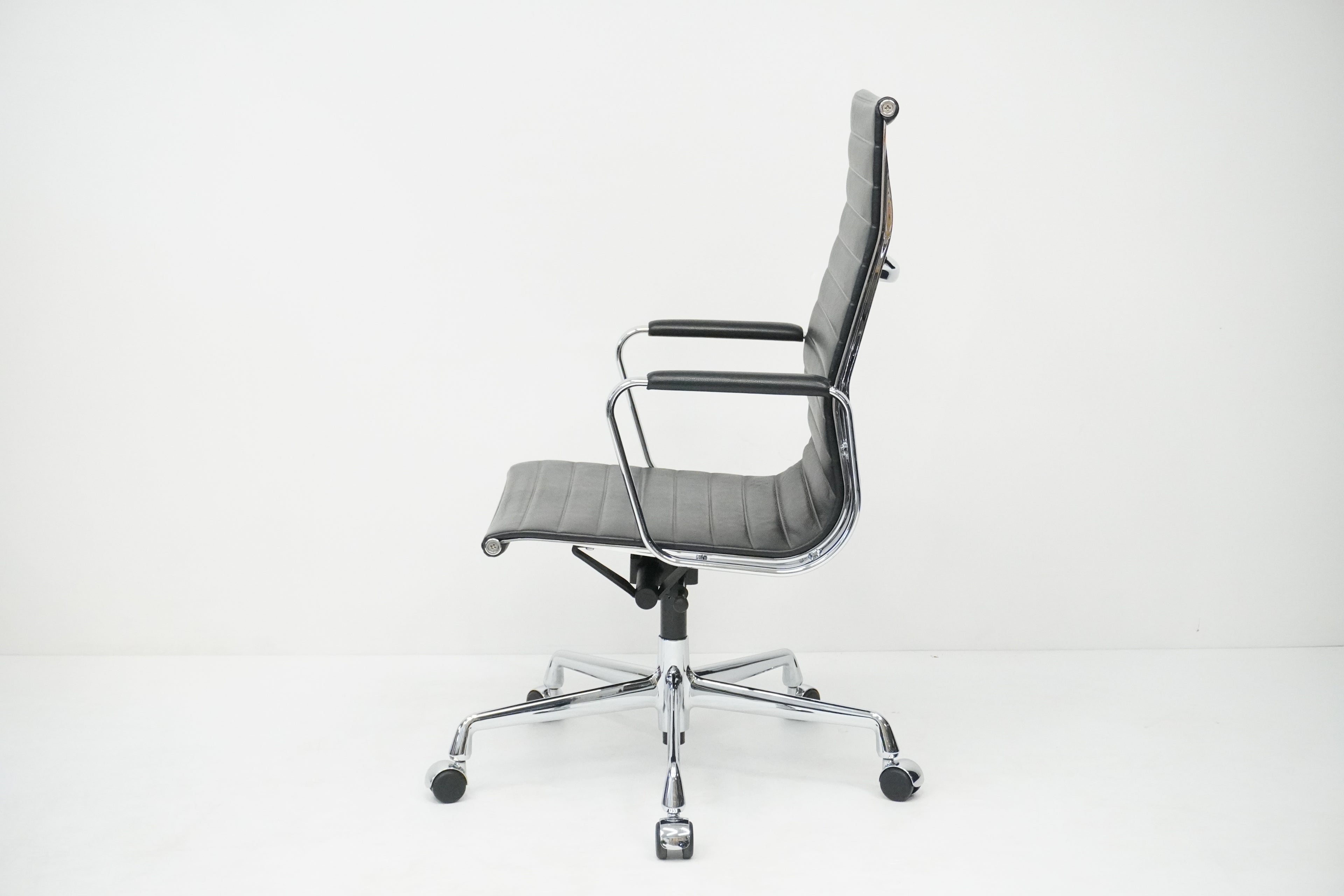 Vitra Eames Alu Chair EA119 mit hohem Rücken Leder nero